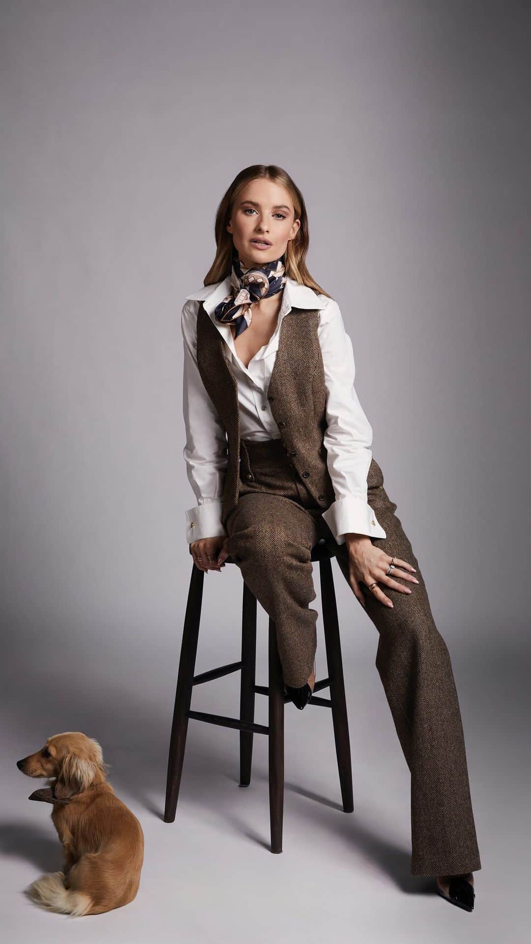ビクトリアのインスタグラム：「LAUNCHING IN 3, 2, 1… the day is finally here. My latest collection with @hollandcooperclothing {ad} has just launched - including 4 pieces of tailoring in a beautiful Scottish tweed. High waisted trousers, a fitted waistcoat, a long length double breasted blazer and an overcoat. Plus a silk navy scarf. Available now online at @hollandcooperclothing  @jadehollandcooper」