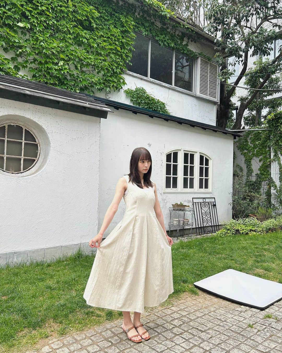 のインスタグラム：「黙ってれば清楚系に見えなくもないんだけどな〜ってこういう白ワンピとか着ると思う。まぁ無理な話ですけどね。  浅川梨奈2024カレンダー オフショット」