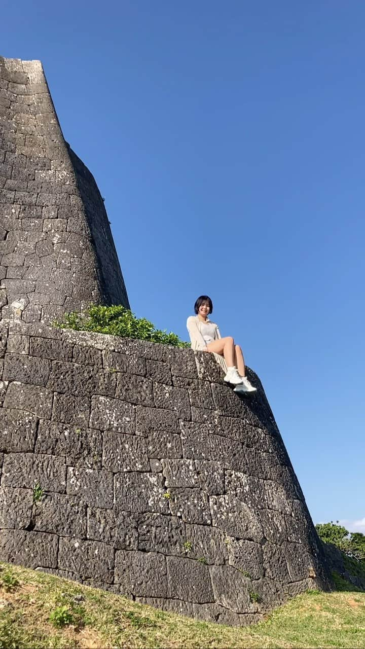 九条ねぎ あぴるのインスタグラム：「NEGI climbing a castle in Okinawa🏰  #okinawa #japan #japantrip #沖縄 #勝連城跡」