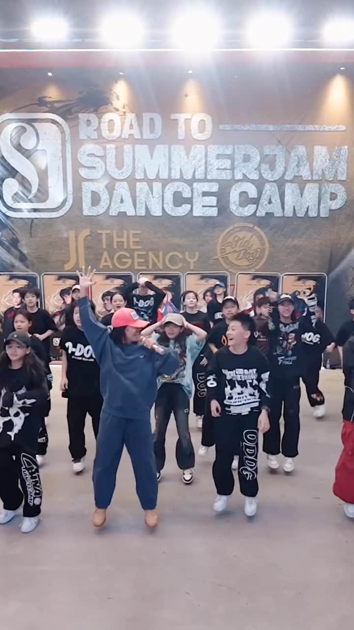 RIEHATAのインスタグラム：「I love my job🫶✊❤️‍🔥  The Kidz. The future. What a JOY!!!✨✨🥹 my heart moved when i see the children doing what they love and express with the passion. after 5years, kids are all grown up and i was impressed😢✨✨ Thank you @odogchina for this experience every time🙏✨🇨🇳 stay happy and healthy till next time.♡」