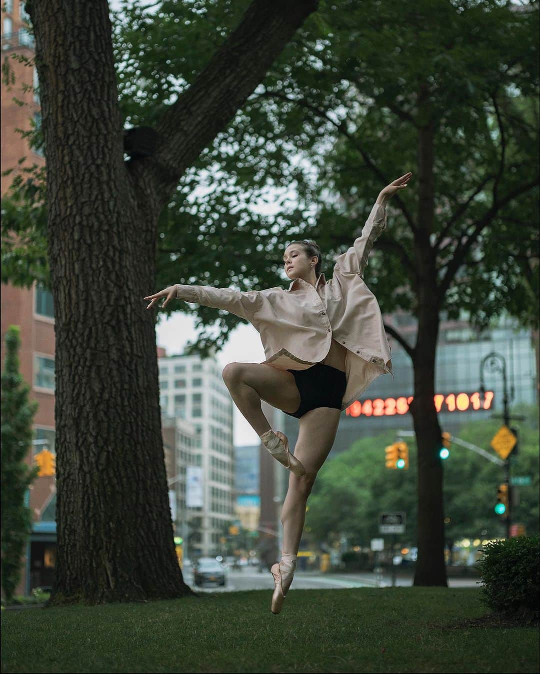 ballerina projectのインスタグラム：「𝐒𝐭𝐞𝐩𝐡𝐚𝐧𝐢𝐞 𝐏𝐞𝐭𝐞𝐫𝐬𝐞𝐧 at Union Square in New York City.   @wheresmytutu #stephaniepetersen #ballerinaproject #unionsquare #newyorkcity #ballerina #ballet #dance   Ballerina Project 𝗹𝗮𝗿𝗴𝗲 𝗳𝗼𝗿𝗺𝗮𝘁 𝗹𝗶𝗺𝗶𝘁𝗲𝗱 𝗲𝗱𝘁𝗶𝗼𝗻 𝗽𝗿𝗶𝗻𝘁𝘀 and 𝗜𝗻𝘀𝘁𝗮𝘅 𝗰𝗼𝗹𝗹𝗲𝗰𝘁𝗶𝗼𝗻𝘀 on sale in our Etsy store. Link is located in our bio.  𝙎𝙪𝙗𝙨𝙘𝙧𝙞𝙗𝙚 to the 𝐁𝐚𝐥𝐥𝐞𝐫𝐢𝐧𝐚 𝐏𝐫𝐨𝐣𝐞𝐜𝐭 on Instagram to have access to exclusive and never seen before content. 🩰」
