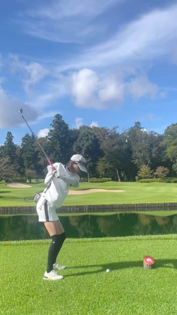 紺野ゆりのインスタグラム：「⛳️ Regina📚見てくれましたか？☆ 撮影後、ゼクシオ( @dunlopgolf_official )の、 "リバウンドドライブⅡ"のボールを使って 試打ラウンド⛳️✨  いつもよりスピンがかかりやすくなってベタピン〜😍  ピタッと止まるのは嬉しい😍😍😍  今ボールプレゼントのキャンペーンしているみたいなので 詳しくは本誌か、@regina_golf の投稿見てね☆  👚&👟: @newbalancegolf_japan  #yurigolf🦋 #regina#レジーナ#ゼクシオ#ゼクシオボール」