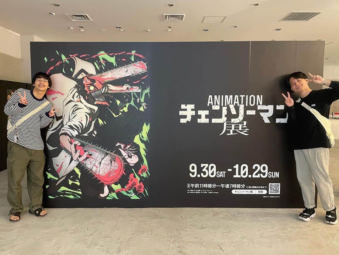 木佐凌一朗さんのインスタグラム写真 - (木佐凌一朗Instagram)「上半期おでかけまとめ  ネイビーズアフロのはじりさんと冨樫展に行った。 クロロがウボォーさんに鎮魂歌送る時のTシャツ着ていったのに会場で一目も置かれなかった。  田中昭太がゴエモンだいじゅとタチマチ胡内を呼んで、僕のサプライズ誕生日企画をしてくれるということで脱出ゲームに行った。 事前に何やるか告知があったしLINEグループも招待されてたし9ヶ月遅れで開催されたので何もサプライズじゃなかった。 脱出ゲームの場所が五ツ星ホテルの一角だったので僕らだけ低所得者丸出し。 国公立大卒の4人で行ったので悩むことなく脱出できてしまった。 その後みんなで焼肉を食べて僕の家でボードゲームをした。  ぎょうぶの2人と空前メテオの茶屋とスーパー銭湯に行った。 お風呂上がりの為国がおもしろ画像のアルパカみたいで茶屋がいつも化粧してないのに何故かすっぴんになっていた。  新喜劇の伊丹さんと田中昭太とポケモンカードの大会に出た。 伊丹さんは初めての大会だったのに勝ち進み、決勝がまさかのの試合だった。 僕が勝った瞬間「うわ〜土下座させたかった〜」って言ってた。 そんなゲームちゃうで。  空前メテオの茶屋とチェンソーマン展に行った。 展示よりグッズ売り場の方が長く居たのに2人とも何も買わなかった。 買う気は満々だったのに。 その後2人でカフェに行って映画のポスター専門店を見た。 お互い「これが女の子とやったらな」ってちゃんと言った。  全部とっても楽しかったね。  明日はもっと楽しくなるよ。 ね、凌一朗。  #冨樫展 #脱出ゲーム #チェンソーマン展 #伊丹祐貴  #ネイビーズアフロ #田中昭太 #ゴエモン #タチマチ #ぎょうぶ #空前メテオ  #春名ヒロ子」10月11日 21時59分 - inakanokisa