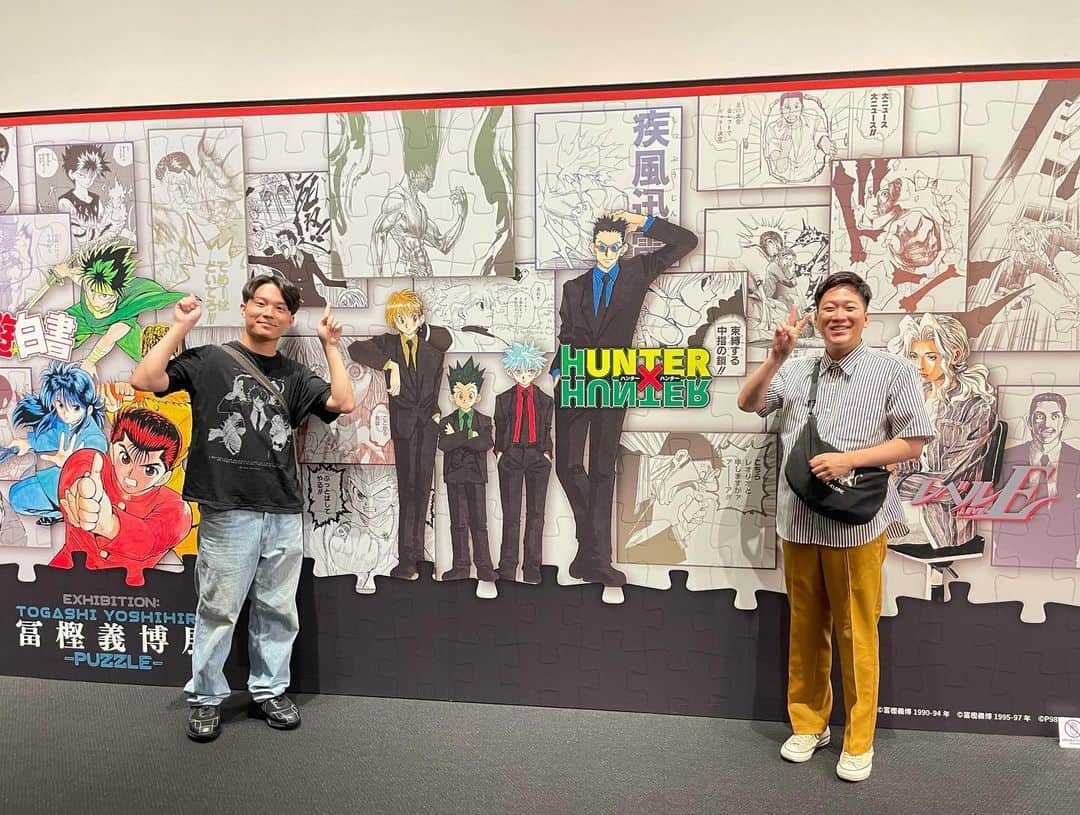 木佐凌一朗さんのインスタグラム写真 - (木佐凌一朗Instagram)「上半期おでかけまとめ  ネイビーズアフロのはじりさんと冨樫展に行った。 クロロがウボォーさんに鎮魂歌送る時のTシャツ着ていったのに会場で一目も置かれなかった。  田中昭太がゴエモンだいじゅとタチマチ胡内を呼んで、僕のサプライズ誕生日企画をしてくれるということで脱出ゲームに行った。 事前に何やるか告知があったしLINEグループも招待されてたし9ヶ月遅れで開催されたので何もサプライズじゃなかった。 脱出ゲームの場所が五ツ星ホテルの一角だったので僕らだけ低所得者丸出し。 国公立大卒の4人で行ったので悩むことなく脱出できてしまった。 その後みんなで焼肉を食べて僕の家でボードゲームをした。  ぎょうぶの2人と空前メテオの茶屋とスーパー銭湯に行った。 お風呂上がりの為国がおもしろ画像のアルパカみたいで茶屋がいつも化粧してないのに何故かすっぴんになっていた。  新喜劇の伊丹さんと田中昭太とポケモンカードの大会に出た。 伊丹さんは初めての大会だったのに勝ち進み、決勝がまさかのの試合だった。 僕が勝った瞬間「うわ〜土下座させたかった〜」って言ってた。 そんなゲームちゃうで。  空前メテオの茶屋とチェンソーマン展に行った。 展示よりグッズ売り場の方が長く居たのに2人とも何も買わなかった。 買う気は満々だったのに。 その後2人でカフェに行って映画のポスター専門店を見た。 お互い「これが女の子とやったらな」ってちゃんと言った。  全部とっても楽しかったね。  明日はもっと楽しくなるよ。 ね、凌一朗。  #冨樫展 #脱出ゲーム #チェンソーマン展 #伊丹祐貴  #ネイビーズアフロ #田中昭太 #ゴエモン #タチマチ #ぎょうぶ #空前メテオ  #春名ヒロ子」10月11日 21時59分 - inakanokisa
