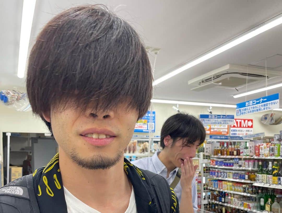 木佐凌一朗さんのインスタグラム写真 - (木佐凌一朗Instagram)「上半期おでかけまとめ  ネイビーズアフロのはじりさんと冨樫展に行った。 クロロがウボォーさんに鎮魂歌送る時のTシャツ着ていったのに会場で一目も置かれなかった。  田中昭太がゴエモンだいじゅとタチマチ胡内を呼んで、僕のサプライズ誕生日企画をしてくれるということで脱出ゲームに行った。 事前に何やるか告知があったしLINEグループも招待されてたし9ヶ月遅れで開催されたので何もサプライズじゃなかった。 脱出ゲームの場所が五ツ星ホテルの一角だったので僕らだけ低所得者丸出し。 国公立大卒の4人で行ったので悩むことなく脱出できてしまった。 その後みんなで焼肉を食べて僕の家でボードゲームをした。  ぎょうぶの2人と空前メテオの茶屋とスーパー銭湯に行った。 お風呂上がりの為国がおもしろ画像のアルパカみたいで茶屋がいつも化粧してないのに何故かすっぴんになっていた。  新喜劇の伊丹さんと田中昭太とポケモンカードの大会に出た。 伊丹さんは初めての大会だったのに勝ち進み、決勝がまさかのの試合だった。 僕が勝った瞬間「うわ〜土下座させたかった〜」って言ってた。 そんなゲームちゃうで。  空前メテオの茶屋とチェンソーマン展に行った。 展示よりグッズ売り場の方が長く居たのに2人とも何も買わなかった。 買う気は満々だったのに。 その後2人でカフェに行って映画のポスター専門店を見た。 お互い「これが女の子とやったらな」ってちゃんと言った。  全部とっても楽しかったね。  明日はもっと楽しくなるよ。 ね、凌一朗。  #冨樫展 #脱出ゲーム #チェンソーマン展 #伊丹祐貴  #ネイビーズアフロ #田中昭太 #ゴエモン #タチマチ #ぎょうぶ #空前メテオ  #春名ヒロ子」10月11日 21時59分 - inakanokisa