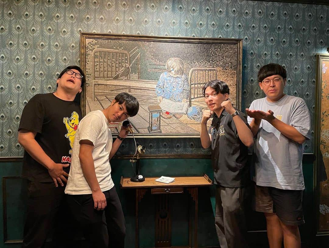 木佐凌一朗さんのインスタグラム写真 - (木佐凌一朗Instagram)「上半期おでかけまとめ  ネイビーズアフロのはじりさんと冨樫展に行った。 クロロがウボォーさんに鎮魂歌送る時のTシャツ着ていったのに会場で一目も置かれなかった。  田中昭太がゴエモンだいじゅとタチマチ胡内を呼んで、僕のサプライズ誕生日企画をしてくれるということで脱出ゲームに行った。 事前に何やるか告知があったしLINEグループも招待されてたし9ヶ月遅れで開催されたので何もサプライズじゃなかった。 脱出ゲームの場所が五ツ星ホテルの一角だったので僕らだけ低所得者丸出し。 国公立大卒の4人で行ったので悩むことなく脱出できてしまった。 その後みんなで焼肉を食べて僕の家でボードゲームをした。  ぎょうぶの2人と空前メテオの茶屋とスーパー銭湯に行った。 お風呂上がりの為国がおもしろ画像のアルパカみたいで茶屋がいつも化粧してないのに何故かすっぴんになっていた。  新喜劇の伊丹さんと田中昭太とポケモンカードの大会に出た。 伊丹さんは初めての大会だったのに勝ち進み、決勝がまさかのの試合だった。 僕が勝った瞬間「うわ〜土下座させたかった〜」って言ってた。 そんなゲームちゃうで。  空前メテオの茶屋とチェンソーマン展に行った。 展示よりグッズ売り場の方が長く居たのに2人とも何も買わなかった。 買う気は満々だったのに。 その後2人でカフェに行って映画のポスター専門店を見た。 お互い「これが女の子とやったらな」ってちゃんと言った。  全部とっても楽しかったね。  明日はもっと楽しくなるよ。 ね、凌一朗。  #冨樫展 #脱出ゲーム #チェンソーマン展 #伊丹祐貴  #ネイビーズアフロ #田中昭太 #ゴエモン #タチマチ #ぎょうぶ #空前メテオ  #春名ヒロ子」10月11日 21時59分 - inakanokisa