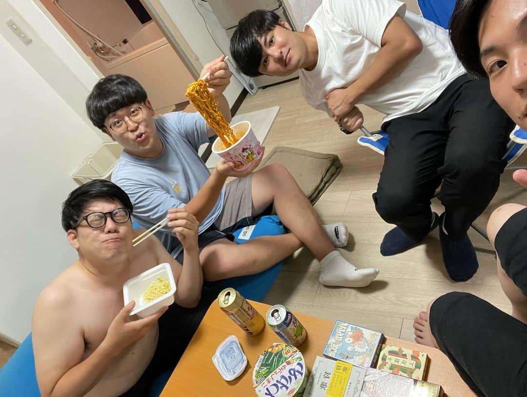 木佐凌一朗さんのインスタグラム写真 - (木佐凌一朗Instagram)「上半期おでかけまとめ  ネイビーズアフロのはじりさんと冨樫展に行った。 クロロがウボォーさんに鎮魂歌送る時のTシャツ着ていったのに会場で一目も置かれなかった。  田中昭太がゴエモンだいじゅとタチマチ胡内を呼んで、僕のサプライズ誕生日企画をしてくれるということで脱出ゲームに行った。 事前に何やるか告知があったしLINEグループも招待されてたし9ヶ月遅れで開催されたので何もサプライズじゃなかった。 脱出ゲームの場所が五ツ星ホテルの一角だったので僕らだけ低所得者丸出し。 国公立大卒の4人で行ったので悩むことなく脱出できてしまった。 その後みんなで焼肉を食べて僕の家でボードゲームをした。  ぎょうぶの2人と空前メテオの茶屋とスーパー銭湯に行った。 お風呂上がりの為国がおもしろ画像のアルパカみたいで茶屋がいつも化粧してないのに何故かすっぴんになっていた。  新喜劇の伊丹さんと田中昭太とポケモンカードの大会に出た。 伊丹さんは初めての大会だったのに勝ち進み、決勝がまさかのの試合だった。 僕が勝った瞬間「うわ〜土下座させたかった〜」って言ってた。 そんなゲームちゃうで。  空前メテオの茶屋とチェンソーマン展に行った。 展示よりグッズ売り場の方が長く居たのに2人とも何も買わなかった。 買う気は満々だったのに。 その後2人でカフェに行って映画のポスター専門店を見た。 お互い「これが女の子とやったらな」ってちゃんと言った。  全部とっても楽しかったね。  明日はもっと楽しくなるよ。 ね、凌一朗。  #冨樫展 #脱出ゲーム #チェンソーマン展 #伊丹祐貴  #ネイビーズアフロ #田中昭太 #ゴエモン #タチマチ #ぎょうぶ #空前メテオ  #春名ヒロ子」10月11日 21時59分 - inakanokisa