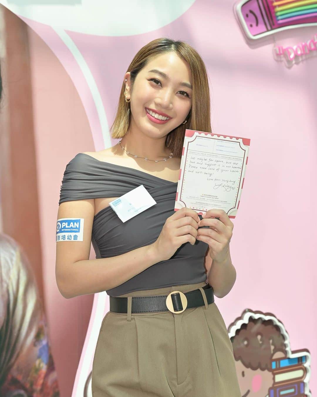 レスレイ・チアンのインスタグラム：「我好開心可以出席國際培幼會「愛‧女孩」鉛筆義賣大行動2023嘅活動典禮，同各位分享自己參加慈善工作嘅體會❤️。喺過往嘅慈善活動中，我領悟到每位女孩都應享有受教育嘅權益⚖️，所以我想大家同我都一齊踴躍支持活動，幫助孟加拉女孩解決學習困難，實現女孩上學夢🎓。  大家由即日起可親臨新都城中心二期認購鉛筆✏️，為孟加拉女童添置學習所需🎒📓。您亦可以到培幼會網站認捐鉛筆，而培幼會嘅贊助企業會就您認捐鉛筆嘅善款進行1：1配捐，令您的善款倍增，可以幫助更多女童接受教育❤️! 請大家多多支持👐🏻💞！   ✏️培幼「愛‧女孩」鉛筆義賣大行動2023網頁： https://bit.ly/3rtDZjP ✏️ 網上捐筆平台 : https://plan.gives/2023DAP_tc @planhk #愛女孩鉛筆義賣大行動 #國際培幼會 #PlanHK #鉛筆捐贈 #捐助兒童 #兒童權益 #女童教育」
