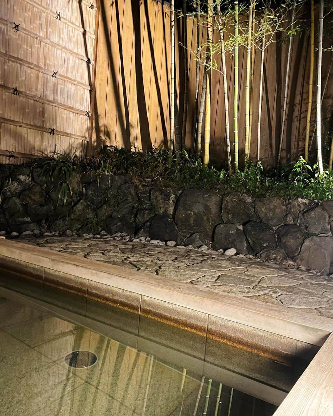 Manaさんのインスタグラム写真 - (ManaInstagram)「⛩️𝑲𝒀𝑶𝑻𝑶☕️💜京都嵐山では5つ星ホテルの「翠嵐」に宿泊して旅の疲れを癒しました♨️ ⁡ 自然に囲まれ日本庭園のあるホテルで 今回は温泉露天風呂付きのお部屋を選びました☺️ ⁡ ウェルカムフルーツが 大粒シャインマスカットで🥹💕 ⁡ さらには人力車の周遊サービスもあり とても素敵なホテルでした🍃 ⁡ ⁡ ずっと前から気になっていた 茶寮 八翠の和のアフタヌーンティーも いただくことができて嬉しかった〜♩ ⁡ ⁡ またいつか、今度は違う季節に伺いたいな🍁⛄️🌸 ⁡ ⁡ ⁡ 🏷️コーデ詳細 ⁡ Onepiece & Jacket： #shein Bag： #dior ⁡ ⁡ ⁡ ⁡ #翠嵐 #京都 #京都観光 #京都旅行 #京都カフェ巡り #ニットワンピ #ニットワンピース #秋コーデ #嵐山 #京都嵐山 #嵐山カフェ #嵐山食べ歩き #嵐山グルメ #嵐山観光 #京都カフェ #京都グルメ #京都食べ歩き #2023秋 #そうだ京都行こう #kyoto #kyotojapan #kyotocafe #arashiyama」10月11日 22時00分 - mana.tcy