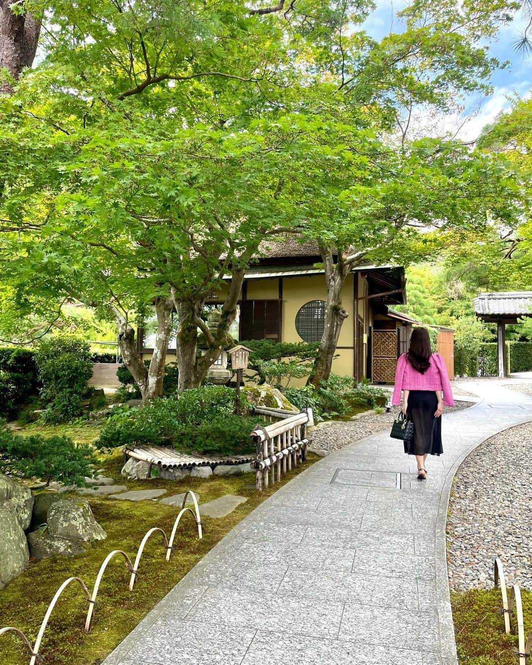 Manaさんのインスタグラム写真 - (ManaInstagram)「⛩️𝑲𝒀𝑶𝑻𝑶☕️💜京都嵐山では5つ星ホテルの「翠嵐」に宿泊して旅の疲れを癒しました♨️ ⁡ 自然に囲まれ日本庭園のあるホテルで 今回は温泉露天風呂付きのお部屋を選びました☺️ ⁡ ウェルカムフルーツが 大粒シャインマスカットで🥹💕 ⁡ さらには人力車の周遊サービスもあり とても素敵なホテルでした🍃 ⁡ ⁡ ずっと前から気になっていた 茶寮 八翠の和のアフタヌーンティーも いただくことができて嬉しかった〜♩ ⁡ ⁡ またいつか、今度は違う季節に伺いたいな🍁⛄️🌸 ⁡ ⁡ ⁡ 🏷️コーデ詳細 ⁡ Onepiece & Jacket： #shein Bag： #dior ⁡ ⁡ ⁡ ⁡ #翠嵐 #京都 #京都観光 #京都旅行 #京都カフェ巡り #ニットワンピ #ニットワンピース #秋コーデ #嵐山 #京都嵐山 #嵐山カフェ #嵐山食べ歩き #嵐山グルメ #嵐山観光 #京都カフェ #京都グルメ #京都食べ歩き #2023秋 #そうだ京都行こう #kyoto #kyotojapan #kyotocafe #arashiyama」10月11日 22時00分 - mana.tcy