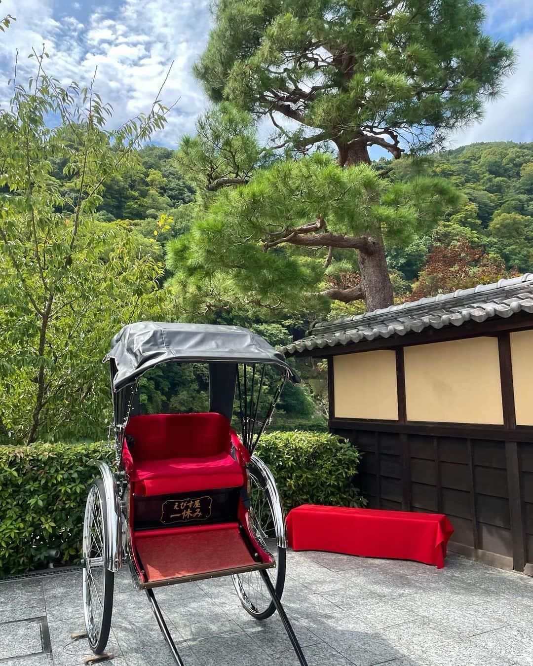 Manaさんのインスタグラム写真 - (ManaInstagram)「⛩️𝑲𝒀𝑶𝑻𝑶☕️💜京都嵐山では5つ星ホテルの「翠嵐」に宿泊して旅の疲れを癒しました♨️ ⁡ 自然に囲まれ日本庭園のあるホテルで 今回は温泉露天風呂付きのお部屋を選びました☺️ ⁡ ウェルカムフルーツが 大粒シャインマスカットで🥹💕 ⁡ さらには人力車の周遊サービスもあり とても素敵なホテルでした🍃 ⁡ ⁡ ずっと前から気になっていた 茶寮 八翠の和のアフタヌーンティーも いただくことができて嬉しかった〜♩ ⁡ ⁡ またいつか、今度は違う季節に伺いたいな🍁⛄️🌸 ⁡ ⁡ ⁡ 🏷️コーデ詳細 ⁡ Onepiece & Jacket： #shein Bag： #dior ⁡ ⁡ ⁡ ⁡ #翠嵐 #京都 #京都観光 #京都旅行 #京都カフェ巡り #ニットワンピ #ニットワンピース #秋コーデ #嵐山 #京都嵐山 #嵐山カフェ #嵐山食べ歩き #嵐山グルメ #嵐山観光 #京都カフェ #京都グルメ #京都食べ歩き #2023秋 #そうだ京都行こう #kyoto #kyotojapan #kyotocafe #arashiyama」10月11日 22時00分 - mana.tcy