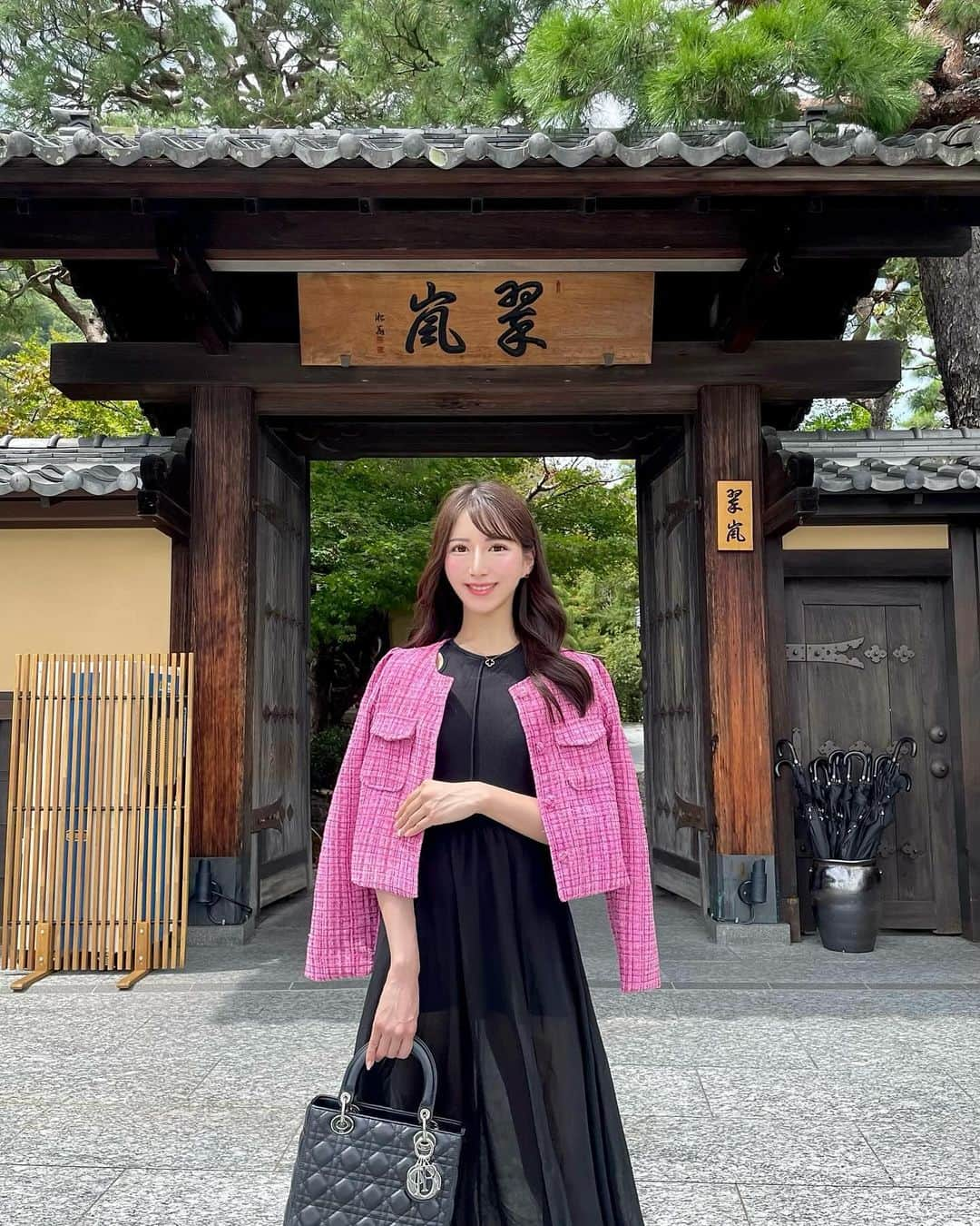 Manaのインスタグラム：「⛩️𝑲𝒀𝑶𝑻𝑶☕️💜京都嵐山では5つ星ホテルの「翠嵐」に宿泊して旅の疲れを癒しました♨️ ⁡ 自然に囲まれ日本庭園のあるホテルで 今回は温泉露天風呂付きのお部屋を選びました☺️ ⁡ ウェルカムフルーツが 大粒シャインマスカットで🥹💕 ⁡ さらには人力車の周遊サービスもあり とても素敵なホテルでした🍃 ⁡ ⁡ ずっと前から気になっていた 茶寮 八翠の和のアフタヌーンティーも いただくことができて嬉しかった〜♩ ⁡ ⁡ またいつか、今度は違う季節に伺いたいな🍁⛄️🌸 ⁡ ⁡ ⁡ 🏷️コーデ詳細 ⁡ Onepiece & Jacket： #shein Bag： #dior ⁡ ⁡ ⁡ ⁡ #翠嵐 #京都 #京都観光 #京都旅行 #京都カフェ巡り #ニットワンピ #ニットワンピース #秋コーデ #嵐山 #京都嵐山 #嵐山カフェ #嵐山食べ歩き #嵐山グルメ #嵐山観光 #京都カフェ #京都グルメ #京都食べ歩き #2023秋 #そうだ京都行こう #kyoto #kyotojapan #kyotocafe #arashiyama」