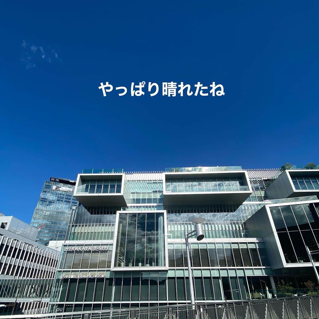 枚方T-SITEのインスタグラム：「【昨日の天気】  2023年10月10日（火） 早朝の雨からの晴れ！ 清々しいお天気でした  10月10日と言えばひと昔前は体育の日でしたね。1964年東京オリンピックの開幕式の日を記念して制定されました。 10月10日は高確率で晴れるという事でこの日を開幕式としたそうです。  昔々の映像で、赤白のユニフォームに身を包み行進する日本選手団。真っ青な空、オリンピックマーチが奏でられ、戦後からの復興がどれほど誇らしかったでしょう。 リアルタイムで経験した人が羨ましいです。  それから約60年。 今年もやっぱり晴れました。 枚方T-SITEは夜のライトアップされた画像でお馴染みかと思いますが、青い空にもとってもよく映えるのです。  ニッペパークでも太陽が、まるで聖火のようにヒラリヨンに輝いていました。  #枚方tsite  #枚方tサイト  #枚方t_site  #枚方蔦屋書店  #体育の日  #東京オリンピック  #晴れ」