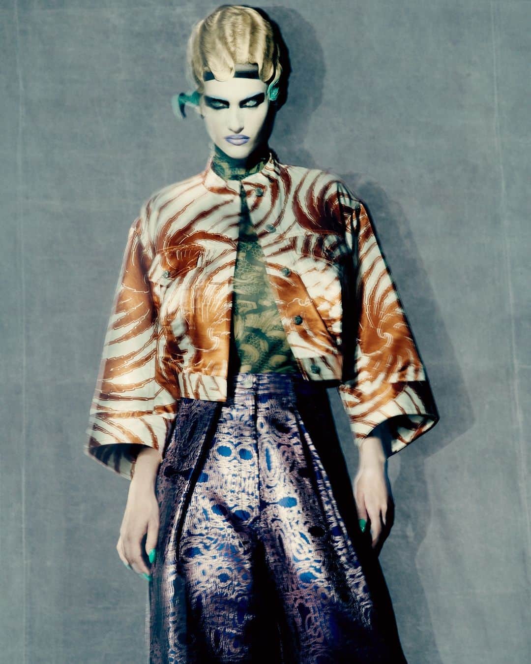 ドリス・ヴァン・ノッテンさんのインスタグラム写真 - (ドリス・ヴァン・ノッテンInstagram)「Dries Van Noten and Beauty Papers celebrate a creative collaboration in the new issue of the magazine.  Lensed by photographer Paolo Roversi, the imagery encapsulates the beauty of Dries Van Noten, playfully highlighted by Lucy Bridge’s make up, and styled by Nancy Rohde with archive looks.  Photography: @Roversi Make up: @LucyJBridge Hair: @EugeneSouleiman Stylist: @Nancy_Rohde Casting: @JuliaLangeCasting Model: @GretaElisaHofer  The magazine is available in Dries Van Noten stores in Antwerp, Los Angeles, Paris and beautypapers.com  #DriesVanNoten #DVNBeauty #BeautyPapers」10月11日 22時01分 - driesvannoten