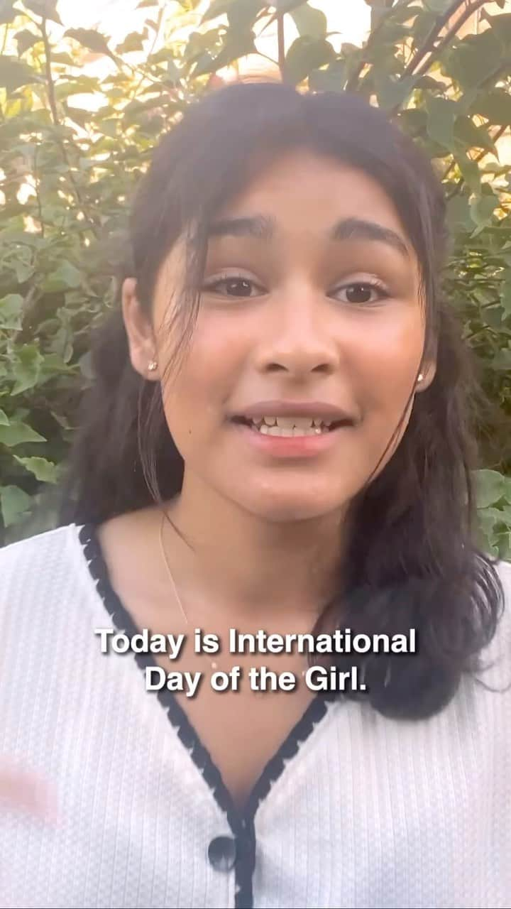 ヒラリー・クリントンのインスタグラム：「We’re Lois and Nora and today, to celebrate #DayOfTheGirl we’re taking over Hillary Clinton’s Instagram to tell you why standing for gender equality is so important, and how youth activists are making change happen! 👏   With @Plan_UK and @Plan_USA we’re creating a world where every girl can reach her potential. 💙  #TogetherWithGirls #GirlsTakeover」