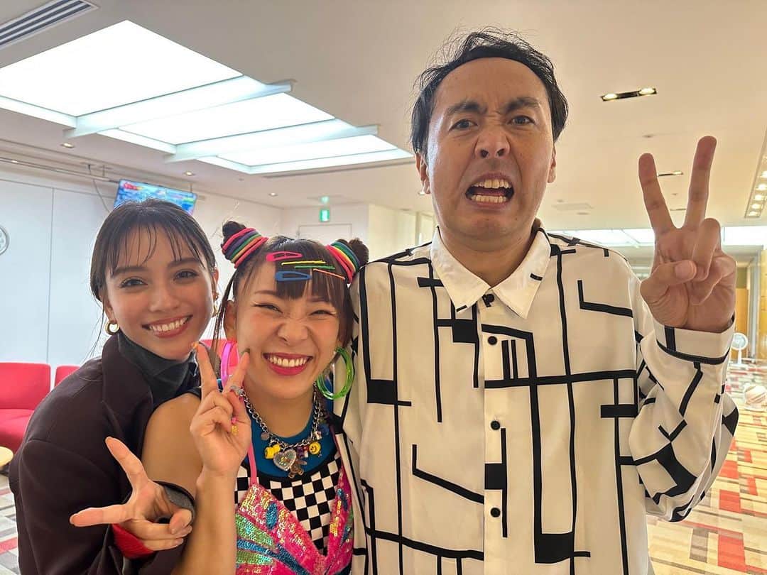 滝沢カレンさんのインスタグラム写真 - (滝沢カレンInstagram)「昨日はさんま御殿3HSPみていただいた方、 ありがとうございます♡  いまとなってもあそこに座らせて頂く頃には毎回汗をかいて、緊張しています🥹 でもいつまでたっても永遠に安心や落ちつきには変わらない、緊張すぎながらも楽しい場所です。💓  昨日もドキドキしすぎていましたが、 うしろに隔週で会うフワちゃんいたので よかったです😂 何もかも楽しいが増えちゃいます✨  あっという間に10月です。  もう秋のスペシャルを収録していたり、 年末を香らすの番組が現れてくるんでしょうね☺️」10月11日 22時12分 - takizawakarenofficial