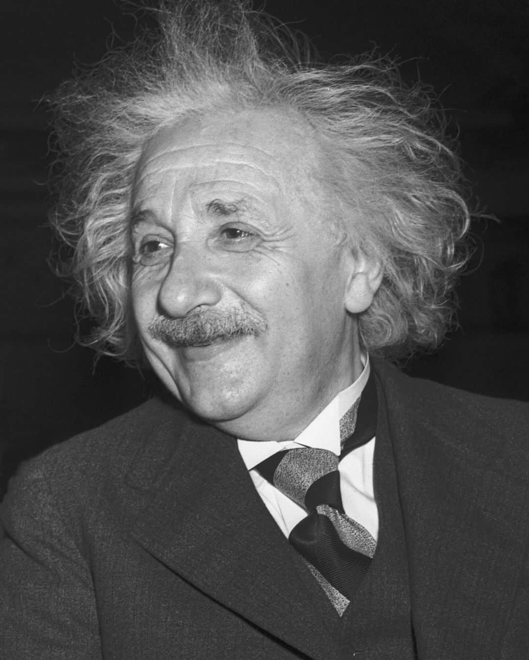 アルベルト・アインシュタインのインスタグラム：「#WednesdayWisdom: "I am content in my later years. I have kept my good humor and take neither myself or the next person seriously." - Albert Einstein」