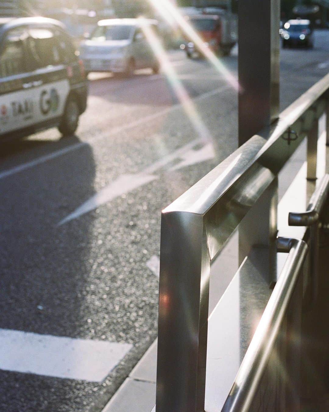 石田真澄のインスタグラム：「【T3 PHOTO FESTIVAL TOKYO 『falling light』】  八重洲・日本橋・京橋を撮りおろした作品『falling light』を屋外展示しています。  exhibition design_Kei Murayama  展示期間：2023年10月3日〜31日 場所：YAESU st. PARKLET（東京ミッドタウン八重洲前）」