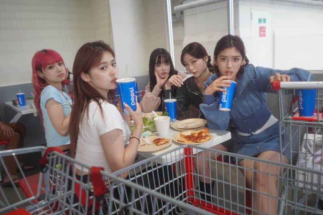 のインスタグラム：「Wear your Duras and party🫧🫧🫧」