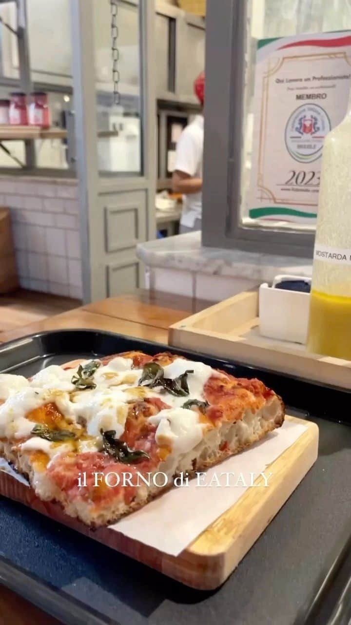 Eataly Brasilのインスタグラム：「Onde há fumaça, há Il Forno di Eataly!   O retorno mais aguardado aconteceu. Desta vez, na versão 2.0 e mais italiana do que nunca, reinauguramos o Il Forno com mais opções além da clássica Pizza Romana.  Agora, o menu contempla paninos diversos, focaccia, bowls de saladas, doces como tortas e focaccia recheada com creme de avelã. Você também pode adicionar soft drinks ao seu pedido ou até mesmo uma bela taça de vinho.  Como já diziam as nonnas: “um pane fresco cura tudo” 😮‍💨.   Ti aspettiamo para conhecer esse novo espaço!  #eataly #eatalybr #eatalybrasil #eatalysp #pane #panefresco #italy #italianfood #food #foodlovers」