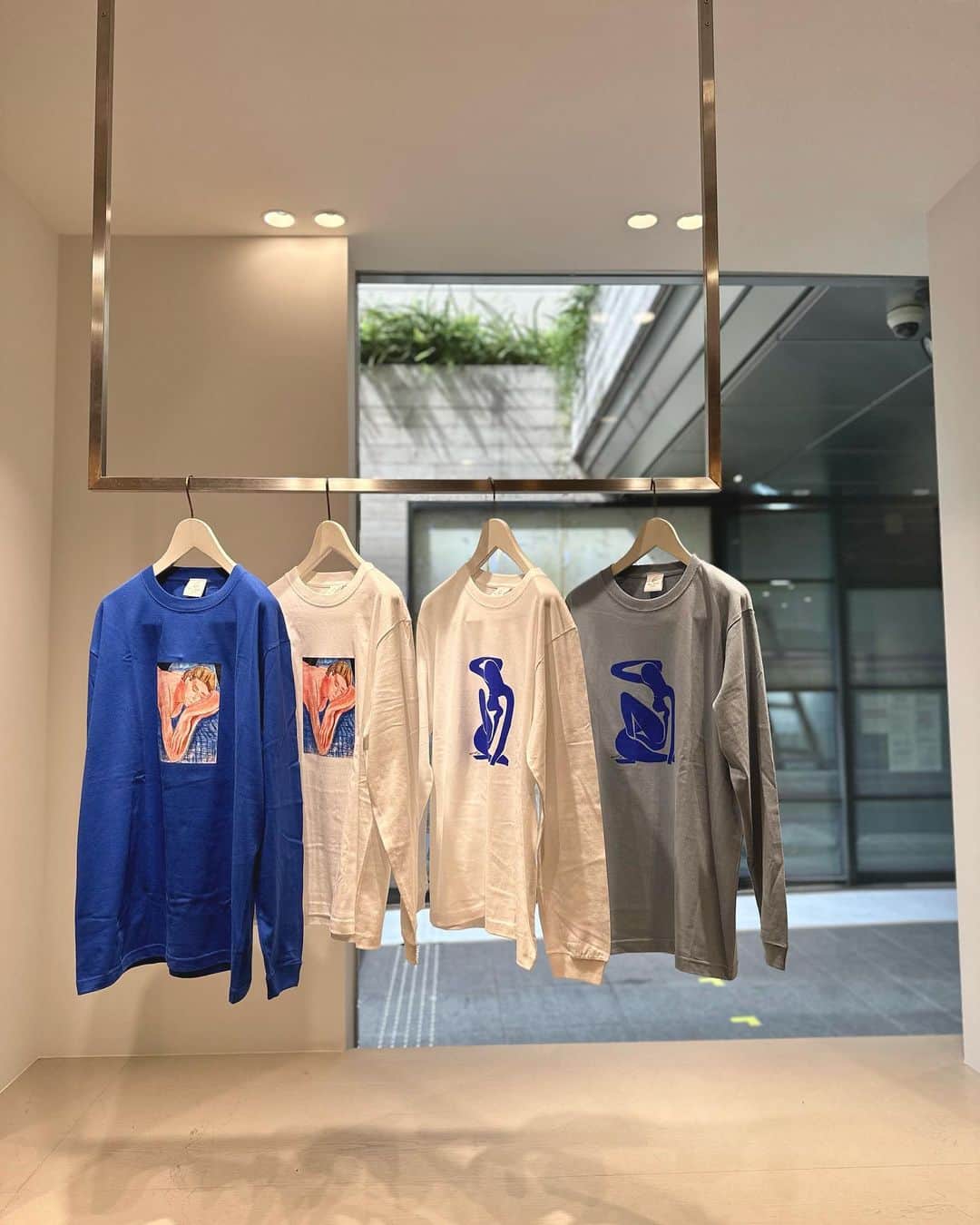 6(ROKU) OFFICIALのインスタグラム：「-  フランスの画家であるHenri Matisse（アンリ・マティス）の作品をプリントしたロングスリーブTシャツ2型を発売しました。   Price:￥13,200 Size:M/L/XL Color:White/LT.Blue(BLUE NUDE) 　　　White/Cobalt(LYDIA)   今回、晩年の代表作である「ブルー・ヌードⅠ」と「夢」をPICK UP。   「ブルー・ヌード」は、女性のヌードをモチーフとして、青と白だけで表現したマティスの切り絵作品の傑作です。4つのバージョンのある「ブルー・ヌード」の中で、1952年に描かれた「ブルー・ヌードⅠ」はマティスが82歳のときに制作された作品。タイトルにちなんでボディのカラーは淡いブルーと白を採用しました。   「夢」は画面を大胆に占める肌色と背景の青色の対比が魅力的な作品。この作品のモデルは、マティスが亡くなるまで傍でその制作を支えた助手のリディアを描いたもの。人物像だけでなく画面全体から、くつろいだ情感が伝わってきます。人物を描く際、画家はモデルを観察し、彼女にぴったりくるポーズに奴隷のように従うのみと生前語ったマティス。 うつぶせで組んだ腕の上に顔を埋める女性像は、以降も繰り返し描かれました。   アートとファッションの融合を楽しんでいただきたいコレクションピースです。   -Henri Matisse- アンリ・マティスは、フランスの画家。フォーヴィスムのリーダー的存在であり、野獣派の活動が短期間で終わった後も20世紀を代表する芸術家の一人として活動を続けた。自然をこよなく愛し「色彩の魔術師」と謳われ、緑あふれる世界を描き続けた画家であった。彫刻および版画も手がけている。」