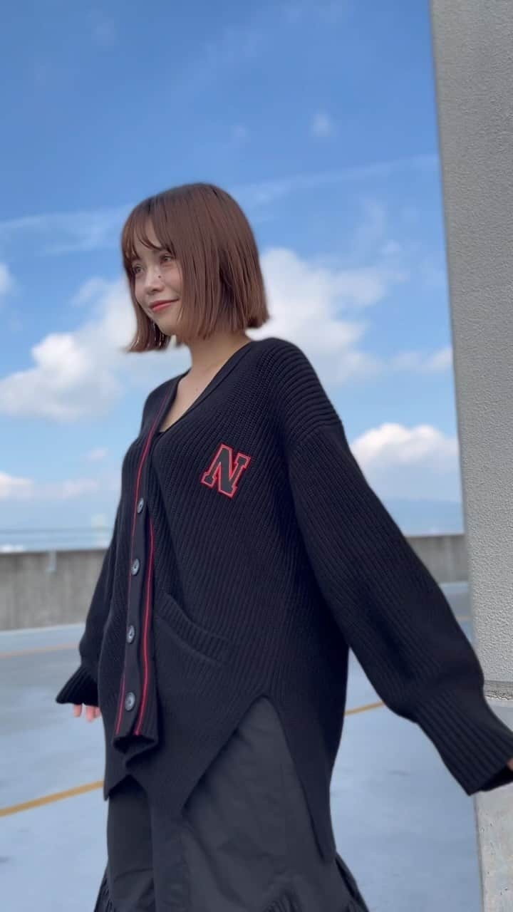 新谷美奈のインスタグラム：「▶︎HIT ITEM ⁡ 肌寒くなったいま着たい！Vカーデ🧶 トラッドライクなラインとワッペンが シンプルな中にも程よいアクセントに🪡 ⁡ コットンニットなので イージーケア&チクチクが苦手な方にもおすすめです☺️ ⁡ cardigan ¥27,500(税込) / Nina mew ⁡ @ninamew_official#Ninamew#ニーナミュウ#ゆめタウン#ゆめタウン佐賀#セレクトショップ#selectshop」