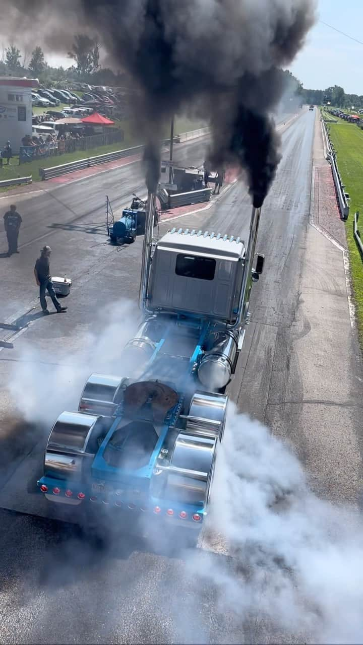 Truck Hubのインスタグラム：「Snap crackle pop 🔥 (clip from laukar2 via TT) -  #truck #duramax #diesel #powerstroke #redneck #trucking #cummins #dodge #ram #ford #car」