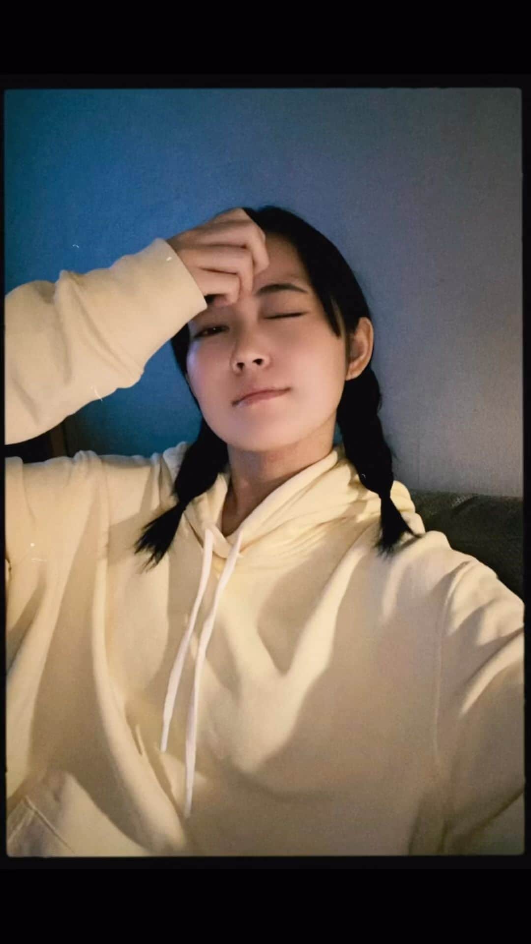 吉本実憂のインスタグラム：「なんだか髪も伸びてきたし 三つ編みにしてみた☺️  (あぐら組みながら編集してたら 足しびれた。。。笑)  自分的にはボブヘアが好きだけど も少し伸ばしまする☺️  パーカー @poloralphlauren」