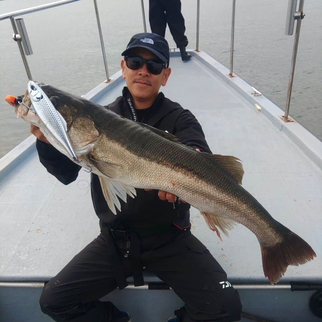 佐々木洋平のインスタグラム：「ランカーシーバス船に乗って初めてランカーシーバス釣ってきました🐟  コノフラットのシルバーが炸裂して70オーバーかなり釣ったんですが なんとか1匹🐟目標達成🎊  ブリも釣れたので持って帰って刺身で食べましてん  @orca_kisarazu   船長ありがとうございます😊  #fishing #fishinglife #シーバス  #釣りスタグラム」