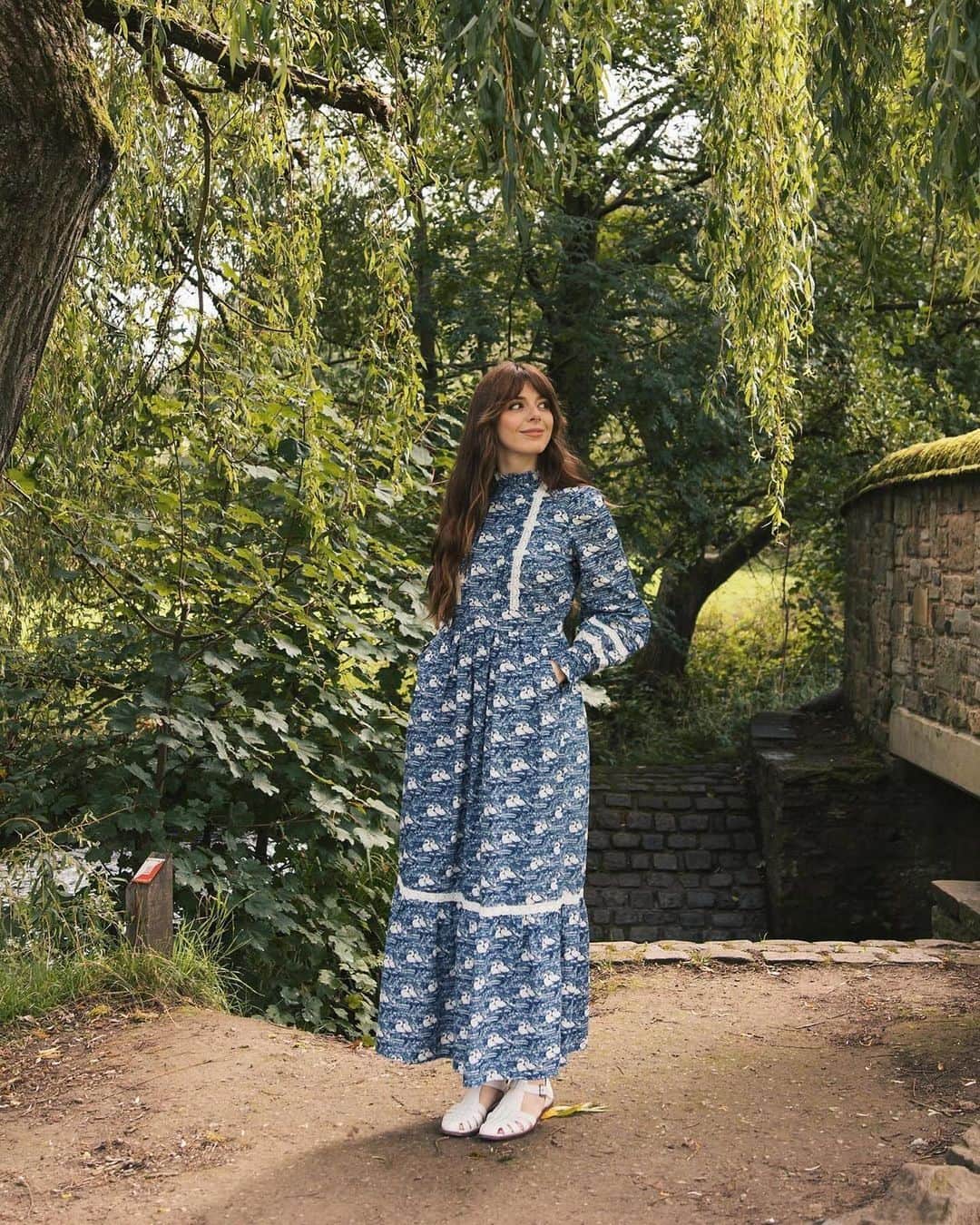 ローラアシュレイのインスタグラム：「Romantic floral prints meet timeless designs in this striking collaboration. Discover how these lovely ladies have styled the Laura Ashley X Joanie collection.  Now available on joanieclothing.com @joanieclothing  #LauraAshleyXJoanie」