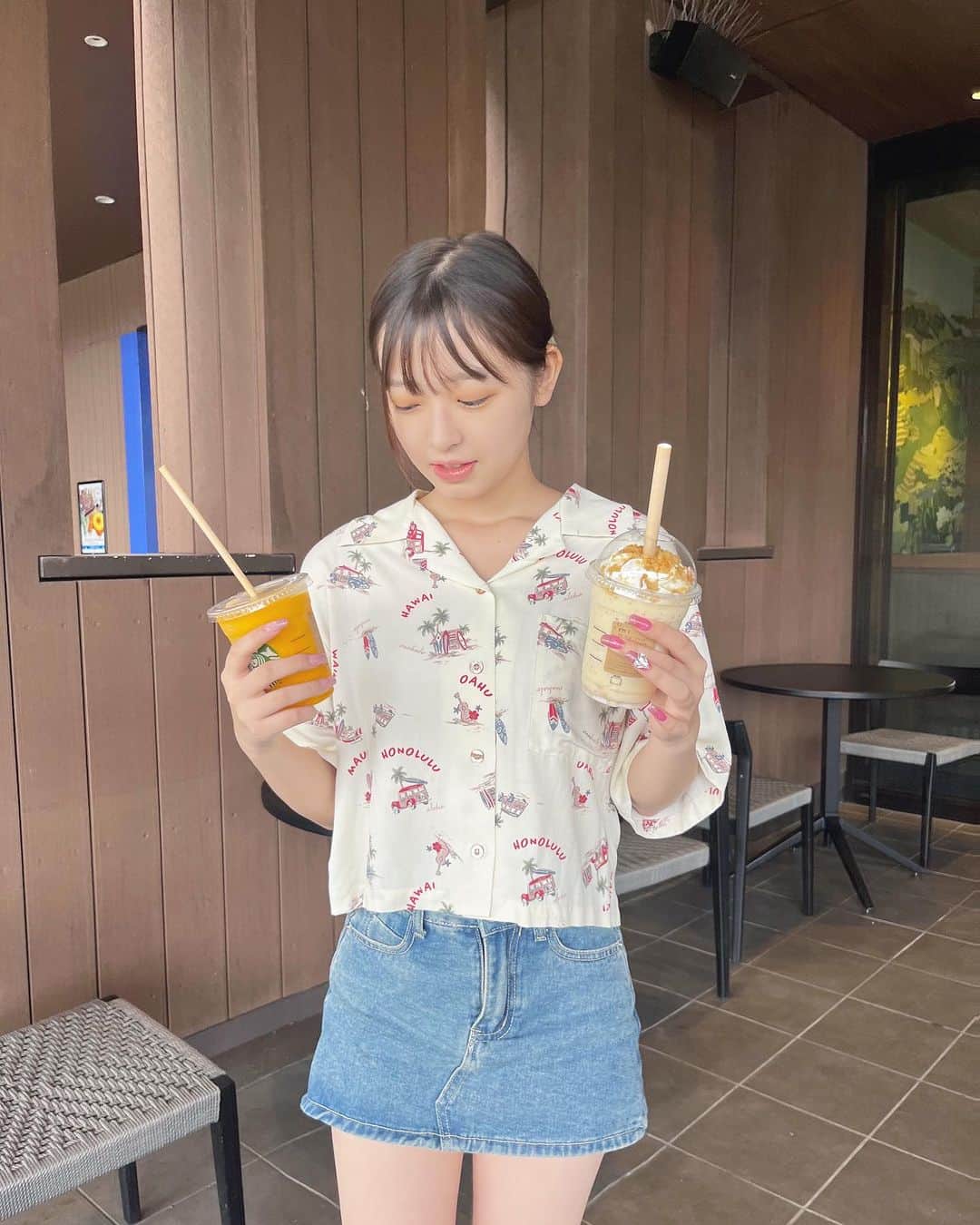 のインスタグラム：「🍹💭     この時まだメイクもヘアセットも完成してないからオフ感強め~     ちなみに夏のスタバはマンゴーパッションティーしか勝たん勢🥭👍🏻        #05  #jk  #スタバ」
