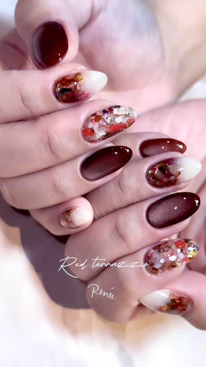埜藤理恵のインスタグラム：「昨日UPした色違いオーダー♩ ボルドーバージョンのマグは @apresnailjapan @apresnailofficial の HYPNO GEL SHIMMERシリーズの04番✴︎ #PR 秋冬にぴったりです🍂 apresのHIPNOシリーズマグネット 全部細かくて 大人っぽいデザインに溶け込むパール感が好き♡  □ Rie Nofujiプロデュース @tree01official エプロン 好評発売中  □ Renée professional brush シリーズ ＊オーバル ＊トップフレンチ ＊スマートフラット Renée web shop 全国ネイルディーラーにて発売中 プロフィールURLより飛べます  □ 店舗詳細 ⇩ 大阪府大阪市北区堂山町1-2 R&Eビル3階 am10:00〜pm20:00 JR大阪駅から徒歩7分 阪急梅田駅から徒歩7分 御堂筋梅田駅から徒歩7分  ご予約は サロンの公式LINEより受け付けております。 @rrieenee プロフィールURLより LINE飛べます。 LINEにて行き方動画も配信しておりますので ご参考くださいませ  #nailsalonRenee#ネイルサロンレネ #大阪ネイルサロン #梅田ネイルサロン #大阪ネイル#梅田ネイル」