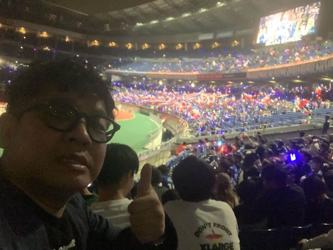 昴生さんのインスタグラム写真 - (昴生Instagram)「観戦！！ #仕事が早く終わったので #思い立って #日産スタジアム #家族で行ってきました！ #ルヴァンカップ #準決勝第1戦 #横浜fマリノス vs #浦和レッズ！ #思い立って行ける距離で #サッカーやってる幸せ！ #しかも行ける場所が #ワールドカップ決勝やってた場所！ #行こうと思って携帯でポチッとで #すぐにこの素敵なスタジアム！ #ロスタイム前にトイレに行く嫁！ #そもそもなんの試合かわかってない嫁！ #なぜか興梠選手だけ知ってる嫁！ #そんな人でも楽しめる！ #サッカー選手はいつ見てもかっこいい！ #元気と勇気もろた！」10月11日 22時20分 - mikikousei