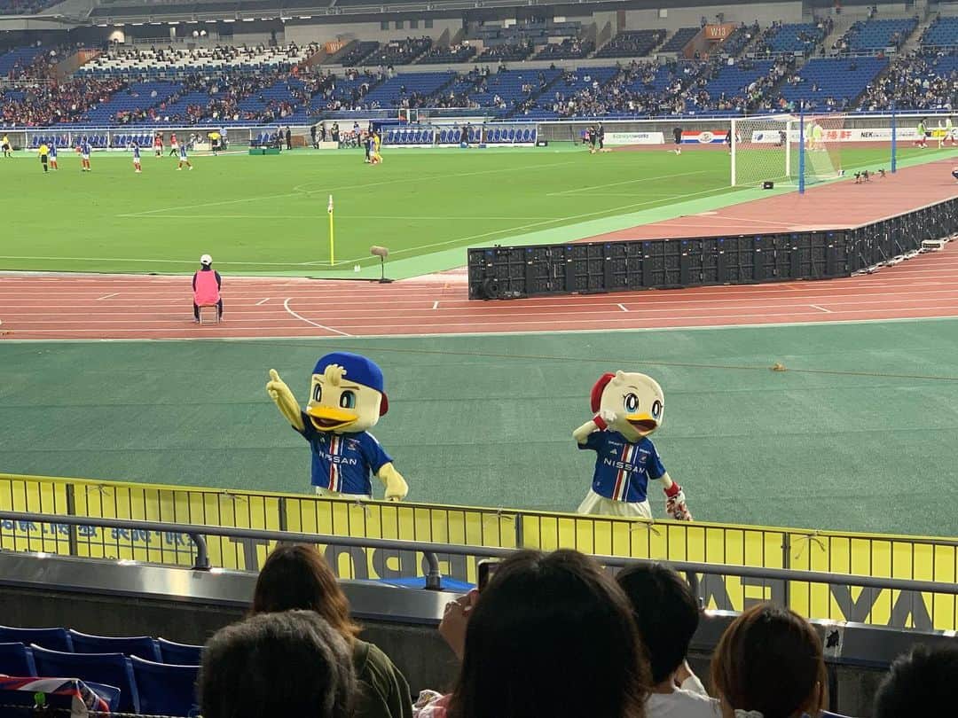 昴生さんのインスタグラム写真 - (昴生Instagram)「観戦！！ #仕事が早く終わったので #思い立って #日産スタジアム #家族で行ってきました！ #ルヴァンカップ #準決勝第1戦 #横浜fマリノス vs #浦和レッズ！ #思い立って行ける距離で #サッカーやってる幸せ！ #しかも行ける場所が #ワールドカップ決勝やってた場所！ #行こうと思って携帯でポチッとで #すぐにこの素敵なスタジアム！ #ロスタイム前にトイレに行く嫁！ #そもそもなんの試合かわかってない嫁！ #なぜか興梠選手だけ知ってる嫁！ #そんな人でも楽しめる！ #サッカー選手はいつ見てもかっこいい！ #元気と勇気もろた！」10月11日 22時20分 - mikikousei