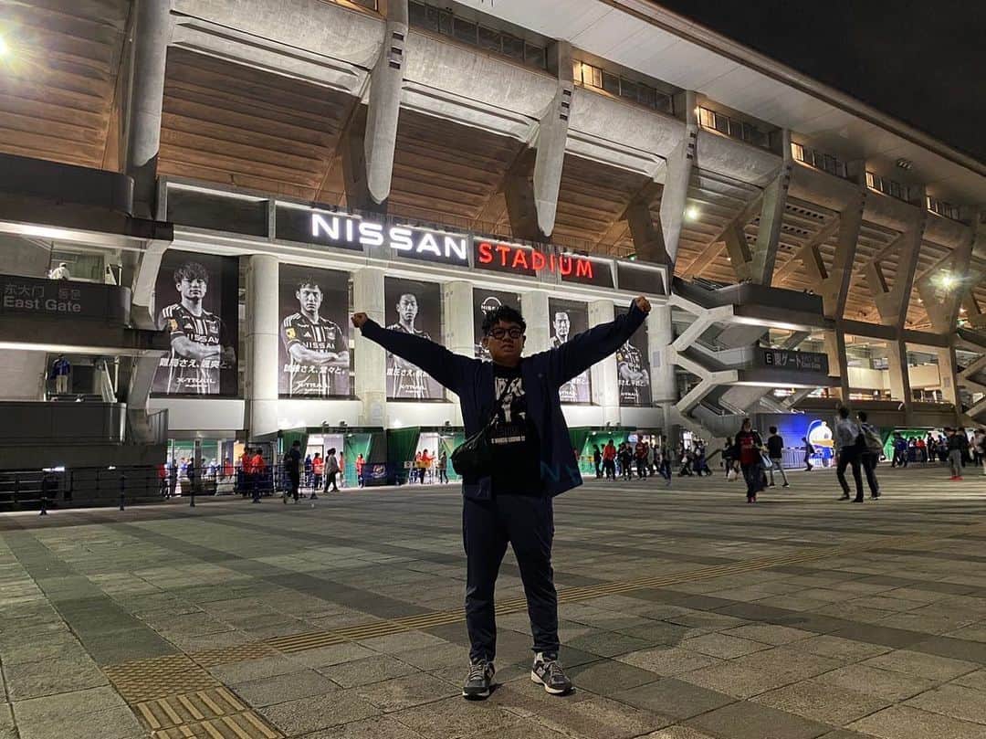 昴生さんのインスタグラム写真 - (昴生Instagram)「観戦！！ #仕事が早く終わったので #思い立って #日産スタジアム #家族で行ってきました！ #ルヴァンカップ #準決勝第1戦 #横浜fマリノス vs #浦和レッズ！ #思い立って行ける距離で #サッカーやってる幸せ！ #しかも行ける場所が #ワールドカップ決勝やってた場所！ #行こうと思って携帯でポチッとで #すぐにこの素敵なスタジアム！ #ロスタイム前にトイレに行く嫁！ #そもそもなんの試合かわかってない嫁！ #なぜか興梠選手だけ知ってる嫁！ #そんな人でも楽しめる！ #サッカー選手はいつ見てもかっこいい！ #元気と勇気もろた！」10月11日 22時20分 - mikikousei