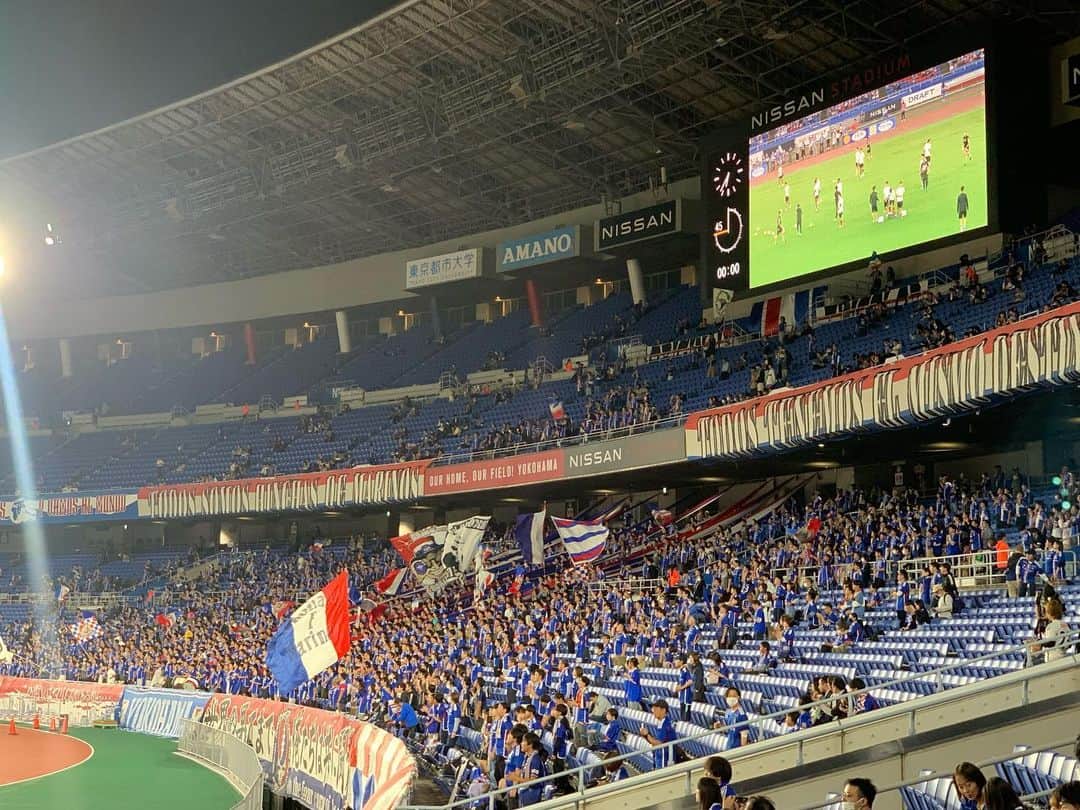 昴生さんのインスタグラム写真 - (昴生Instagram)「観戦！！ #仕事が早く終わったので #思い立って #日産スタジアム #家族で行ってきました！ #ルヴァンカップ #準決勝第1戦 #横浜fマリノス vs #浦和レッズ！ #思い立って行ける距離で #サッカーやってる幸せ！ #しかも行ける場所が #ワールドカップ決勝やってた場所！ #行こうと思って携帯でポチッとで #すぐにこの素敵なスタジアム！ #ロスタイム前にトイレに行く嫁！ #そもそもなんの試合かわかってない嫁！ #なぜか興梠選手だけ知ってる嫁！ #そんな人でも楽しめる！ #サッカー選手はいつ見てもかっこいい！ #元気と勇気もろた！」10月11日 22時20分 - mikikousei