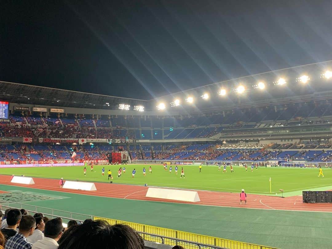 昴生さんのインスタグラム写真 - (昴生Instagram)「観戦！！ #仕事が早く終わったので #思い立って #日産スタジアム #家族で行ってきました！ #ルヴァンカップ #準決勝第1戦 #横浜fマリノス vs #浦和レッズ！ #思い立って行ける距離で #サッカーやってる幸せ！ #しかも行ける場所が #ワールドカップ決勝やってた場所！ #行こうと思って携帯でポチッとで #すぐにこの素敵なスタジアム！ #ロスタイム前にトイレに行く嫁！ #そもそもなんの試合かわかってない嫁！ #なぜか興梠選手だけ知ってる嫁！ #そんな人でも楽しめる！ #サッカー選手はいつ見てもかっこいい！ #元気と勇気もろた！」10月11日 22時20分 - mikikousei