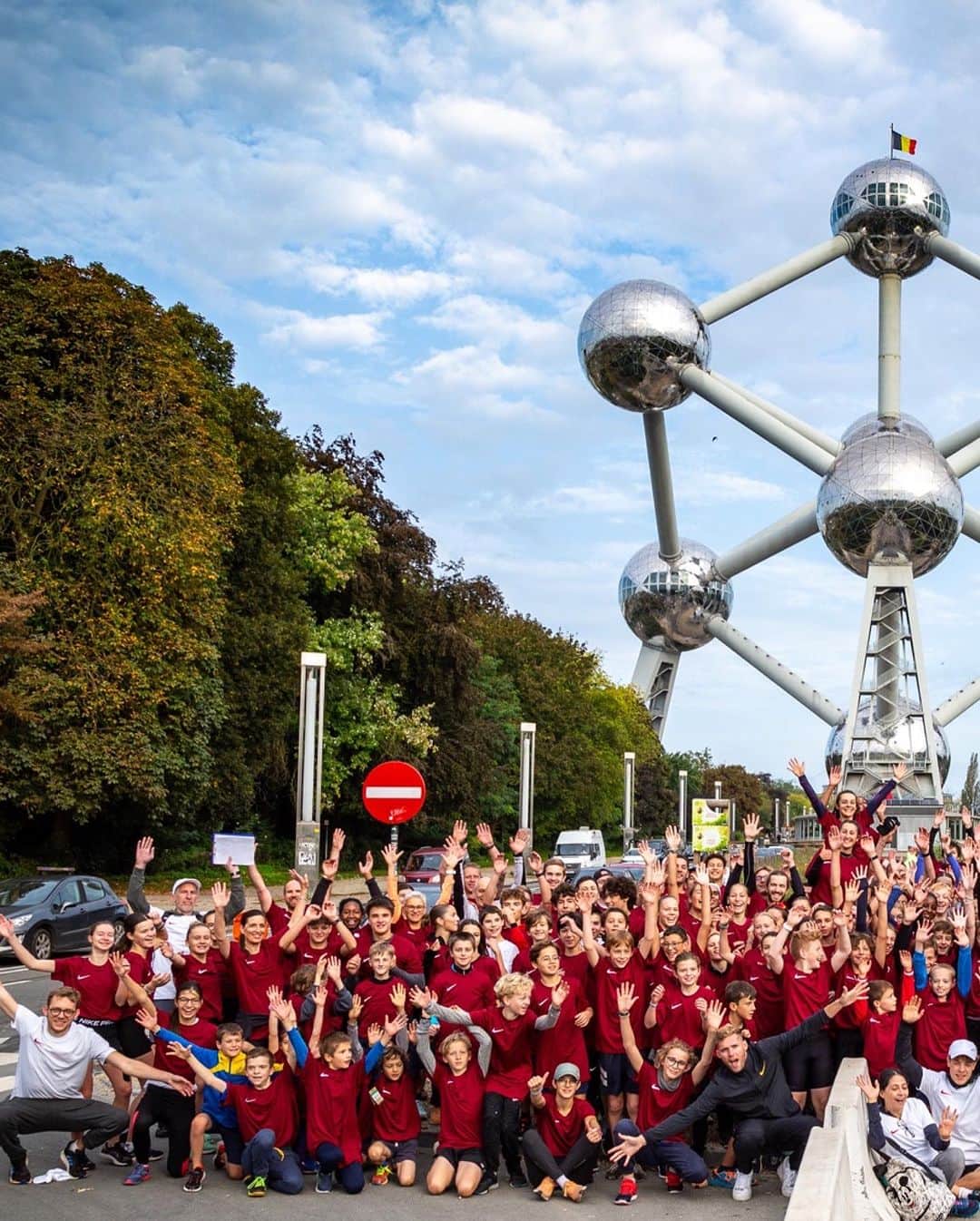 ケビン・マイヤーのインスタグラム：「Retour en images sur cette Mayer Experience Bruxelles 👌🏼  Merci à tous les participants pour votre motivation et vos sourires  Merci à tous les bénévoles pour votre amour de l’athlétisme (@royal_excelsior_brussels 😍) Merci à @bxl_online pour l’accueil  Merci à @lyceefrancaisjm pour l’aide  Et merci à mes deux partenaires historiques qui nous suivent dans tous les projets : @nikeparis  @infologic_copilote   Prochaine édition ?」