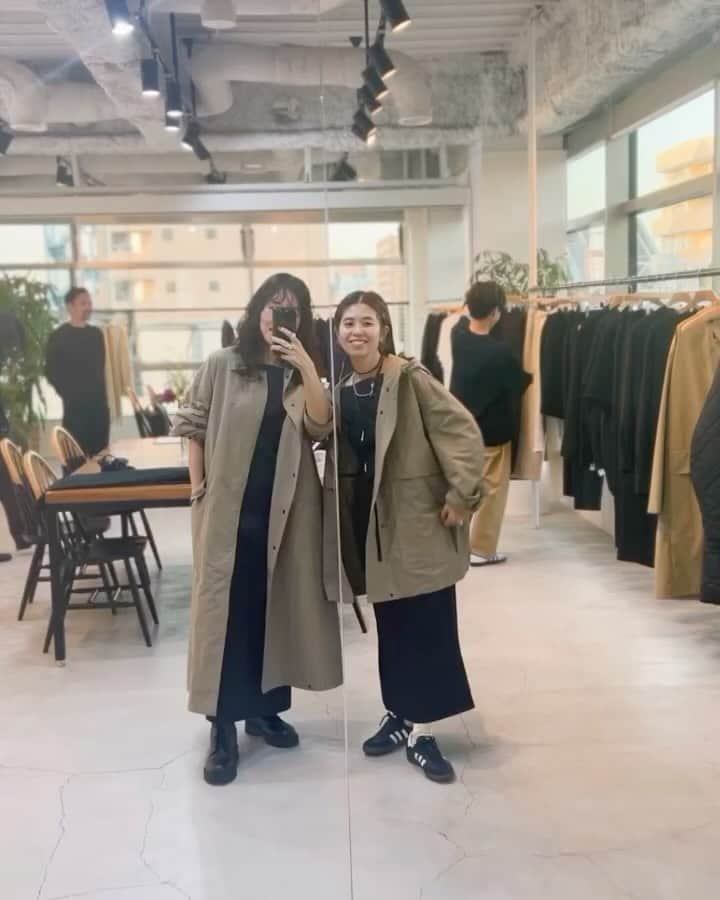 のインスタグラム：「たくさんのhappyと偶然が重なった日✨  先日伺った　@0_stock_tokyo   去年は黒のロングコートを着て気になっていた機能性コート、今年はこちらのベージュが気になって着てみました。 うーーんやっぱり良い🥹  10個ついたポケットで、手ブライフが手に入るという🫢✨  この機能性は男性もかなり好きだと思います！ ジェンダーレスで使えるから、この着てるサイズのまま高身長メンズでもいけるのよぅ🫢　  完全受注生産ですが15日まで中目黒オフィスで予約すれば実際手に取って見ることができるので、服好きさんは是非一度試着してみてほしいです〜✨  #ゼロストックトウキョウ  #バルカマンコート #機能性コート #手ブライフ #パーソナルスタイリスト #コーディネート #40代ファッション #40代コーデ #pr」