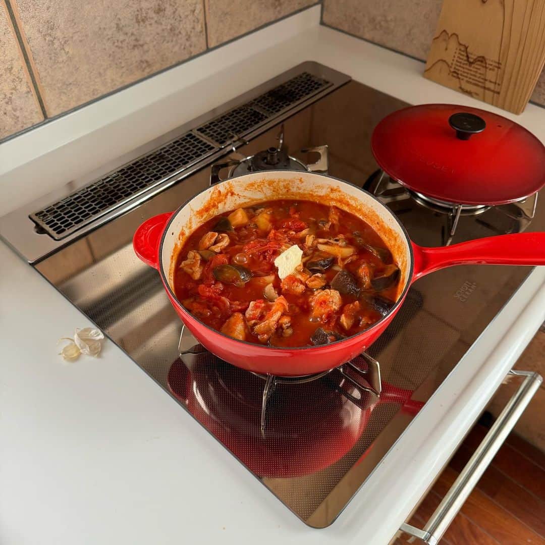 Tesshiさんのインスタグラム写真 - (TesshiInstagram)「野菜たっぷり鶏肉のトマト煮込み Tomato chicken stew #yummy #homemade #healthy #stew #tomato #chicken #veggies #おいしい #煮込み #チキン #茄子 #トマト缶 #野菜 #マカロニメイト #フーディーテーブル #手作り  オリーブオイル大1〜、鶏肉200g〜＋塩胡椒(一旦取り出す)、オリーブオイル追加、にんにく1かけ、赤唐辛子1本、玉ねぎ1/2個、にんじん1/2本、茄子2本、きのこひとつかみ、じゃがいも1個、さっき焼いた鶏肉、しょうゆ大1、砂糖大1、酒orワイン大1、トマト缶1缶400g(弱火で煮込む)、塩小1/2〜で調整、バター、黒胡椒、好きなチーズ(粉でも溶けるのでも何でもオッケー)など 1~ tbsp olive oil, 200g~ chicken with salt and pepper(remove), more olive oil, 1 clove garlic, 1 chili, 1/2 onion, 1/2 carrot, 2 eggplants, a bunch of Shimeji mushrooms, 1 potato, pan-seared chicken, 1 tbsp soy sauce, 1 tbsp sugar, 1 tbsp sake or wine, 1 canned tomatoes 400g(simmer on low with a cover), 1/2~ tsp salt, butter, pepper and Parmigiano Reggiano…  最後に麺🤤」10月11日 22時13分 - tmytsm