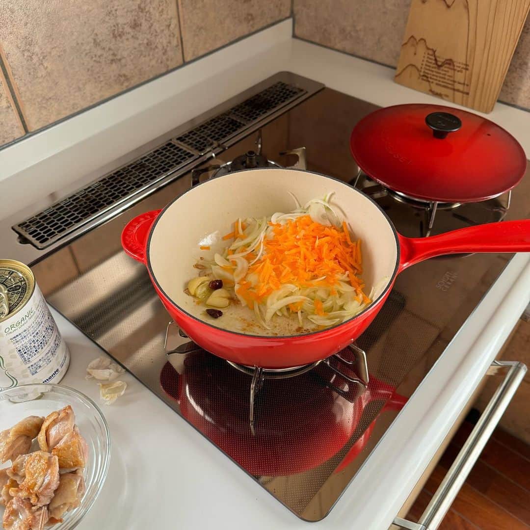 Tesshiさんのインスタグラム写真 - (TesshiInstagram)「野菜たっぷり鶏肉のトマト煮込み Tomato chicken stew #yummy #homemade #healthy #stew #tomato #chicken #veggies #おいしい #煮込み #チキン #茄子 #トマト缶 #野菜 #マカロニメイト #フーディーテーブル #手作り  オリーブオイル大1〜、鶏肉200g〜＋塩胡椒(一旦取り出す)、オリーブオイル追加、にんにく1かけ、赤唐辛子1本、玉ねぎ1/2個、にんじん1/2本、茄子2本、きのこひとつかみ、じゃがいも1個、さっき焼いた鶏肉、しょうゆ大1、砂糖大1、酒orワイン大1、トマト缶1缶400g(弱火で煮込む)、塩小1/2〜で調整、バター、黒胡椒、好きなチーズ(粉でも溶けるのでも何でもオッケー)など 1~ tbsp olive oil, 200g~ chicken with salt and pepper(remove), more olive oil, 1 clove garlic, 1 chili, 1/2 onion, 1/2 carrot, 2 eggplants, a bunch of Shimeji mushrooms, 1 potato, pan-seared chicken, 1 tbsp soy sauce, 1 tbsp sugar, 1 tbsp sake or wine, 1 canned tomatoes 400g(simmer on low with a cover), 1/2~ tsp salt, butter, pepper and Parmigiano Reggiano…  最後に麺🤤」10月11日 22時13分 - tmytsm