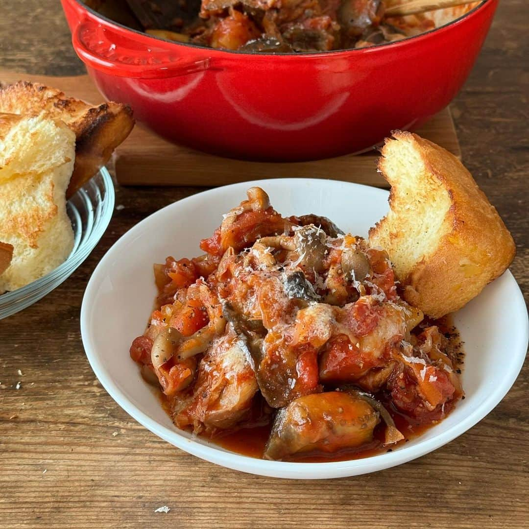 Tesshiさんのインスタグラム写真 - (TesshiInstagram)「野菜たっぷり鶏肉のトマト煮込み Tomato chicken stew #yummy #homemade #healthy #stew #tomato #chicken #veggies #おいしい #煮込み #チキン #茄子 #トマト缶 #野菜 #マカロニメイト #フーディーテーブル #手作り  オリーブオイル大1〜、鶏肉200g〜＋塩胡椒(一旦取り出す)、オリーブオイル追加、にんにく1かけ、赤唐辛子1本、玉ねぎ1/2個、にんじん1/2本、茄子2本、きのこひとつかみ、じゃがいも1個、さっき焼いた鶏肉、しょうゆ大1、砂糖大1、酒orワイン大1、トマト缶1缶400g(弱火で煮込む)、塩小1/2〜で調整、バター、黒胡椒、好きなチーズ(粉でも溶けるのでも何でもオッケー)など 1~ tbsp olive oil, 200g~ chicken with salt and pepper(remove), more olive oil, 1 clove garlic, 1 chili, 1/2 onion, 1/2 carrot, 2 eggplants, a bunch of Shimeji mushrooms, 1 potato, pan-seared chicken, 1 tbsp soy sauce, 1 tbsp sugar, 1 tbsp sake or wine, 1 canned tomatoes 400g(simmer on low with a cover), 1/2~ tsp salt, butter, pepper and Parmigiano Reggiano…  最後に麺🤤」10月11日 22時13分 - tmytsm