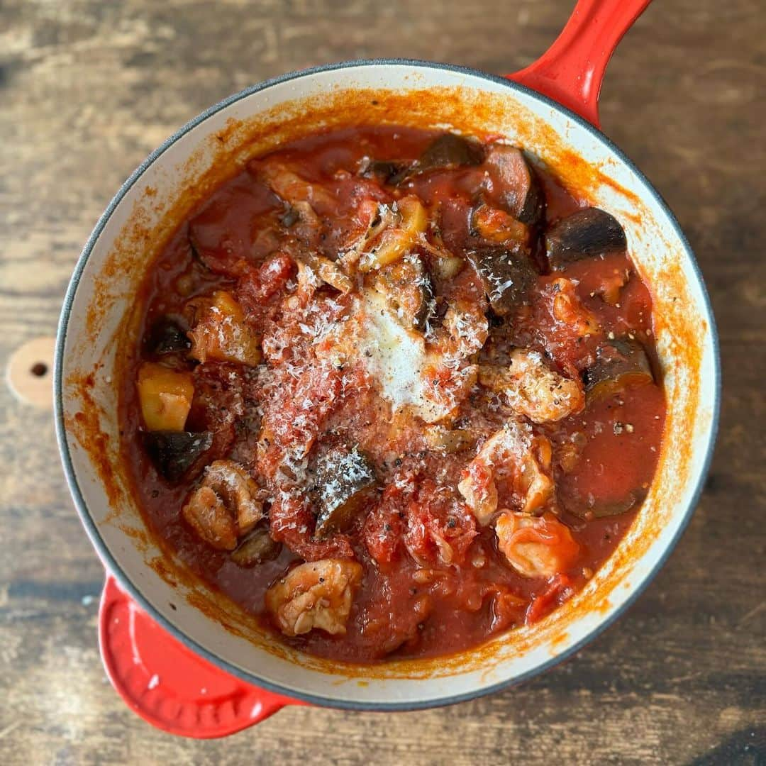 Tesshiさんのインスタグラム写真 - (TesshiInstagram)「野菜たっぷり鶏肉のトマト煮込み Tomato chicken stew #yummy #homemade #healthy #stew #tomato #chicken #veggies #おいしい #煮込み #チキン #茄子 #トマト缶 #野菜 #マカロニメイト #フーディーテーブル #手作り  オリーブオイル大1〜、鶏肉200g〜＋塩胡椒(一旦取り出す)、オリーブオイル追加、にんにく1かけ、赤唐辛子1本、玉ねぎ1/2個、にんじん1/2本、茄子2本、きのこひとつかみ、じゃがいも1個、さっき焼いた鶏肉、しょうゆ大1、砂糖大1、酒orワイン大1、トマト缶1缶400g(弱火で煮込む)、塩小1/2〜で調整、バター、黒胡椒、好きなチーズ(粉でも溶けるのでも何でもオッケー)など 1~ tbsp olive oil, 200g~ chicken with salt and pepper(remove), more olive oil, 1 clove garlic, 1 chili, 1/2 onion, 1/2 carrot, 2 eggplants, a bunch of Shimeji mushrooms, 1 potato, pan-seared chicken, 1 tbsp soy sauce, 1 tbsp sugar, 1 tbsp sake or wine, 1 canned tomatoes 400g(simmer on low with a cover), 1/2~ tsp salt, butter, pepper and Parmigiano Reggiano…  最後に麺🤤」10月11日 22時13分 - tmytsm