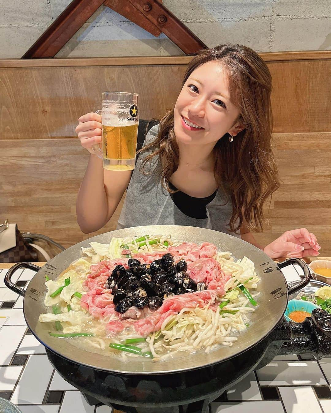 福本愛菜のインスタグラム：「しじみ炊き肉くにき💖  野菜もいっぱい摂取できるし、しじみもホルモンもお肉も大量でお出汁がしっかり効いてて美味しいのよ🤤❤️  特製甘ダレとにんにく酢ダレもあるから色んな楽しみ方できるのも良き🫶🏽  二日酔いにも良さそう！笑 飲んだあとの締めでも来たいなあ🤫笑  #大阪 #しじみ炊き肉くにき #しじみ #ホルモン #鍋 #グルメ #グルメ好きな人と繋がりたい #食べるの大好き #食べるの好きな人と繋がりたい #😋 #お酒好きな人と繋がりたい #🍺」