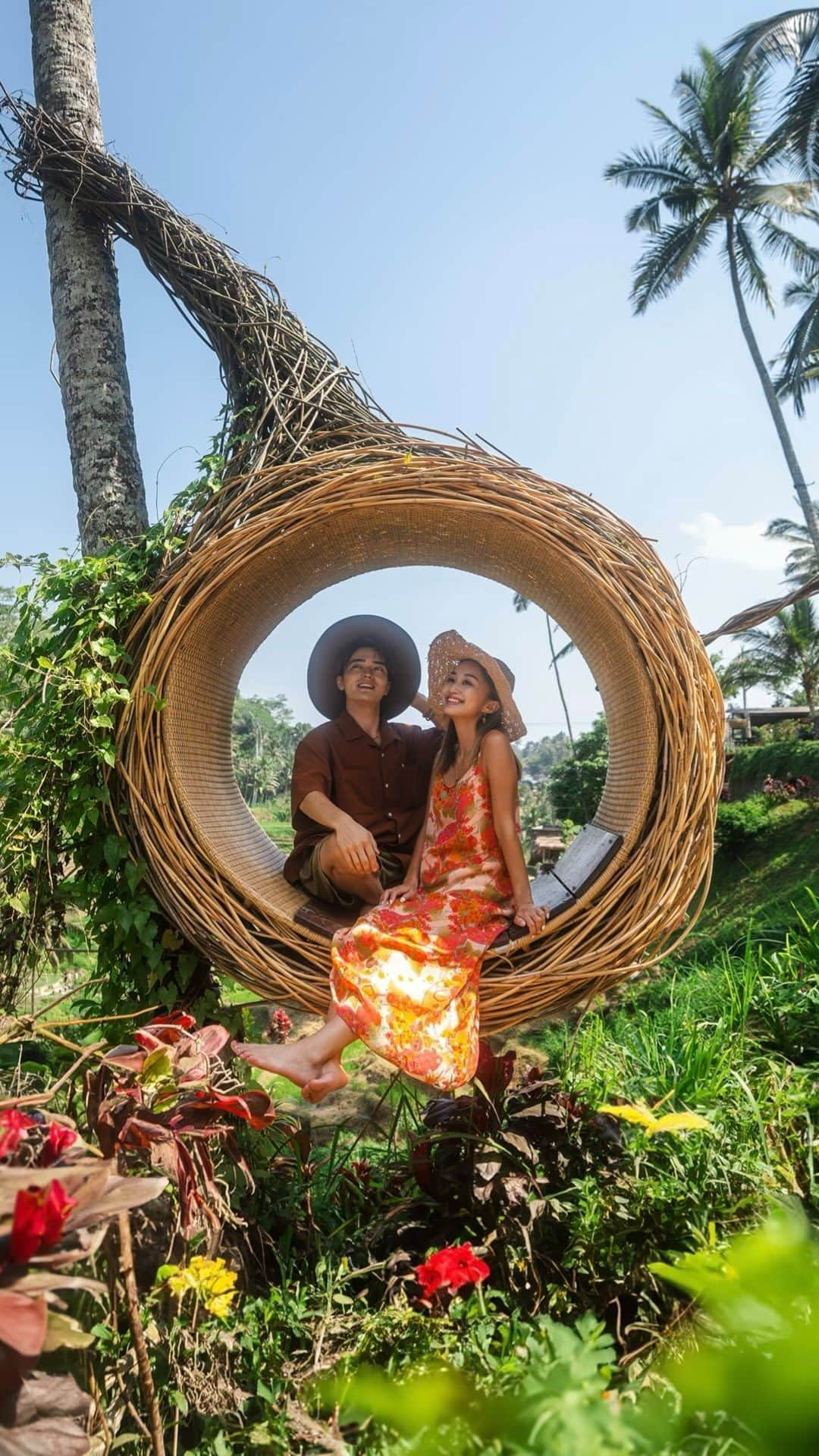 近藤あやのインスタグラム：「バリ島3週間滞在記スタート🇮🇩⠀ 10月は、久々に2人で海外旅行🌺！  今日はウブド方面に2人で のんびりお出かけ🌴気温は30度ちょっと！ 再び半袖生活になれて嬉しい😆 ローカルとホテルを入り混ぜて、 楽しいバリ島生活になりますように🙏✨⠀ ⠀ #バリ島 #バリ島旅行 #海外旅行 #海外旅行好きな人と繋がりたい #海外移住 #フリーランス #ノマド #ノマドライフ #夫婦 #カップル #海外生活 #bali #indonesia #インドネシア」