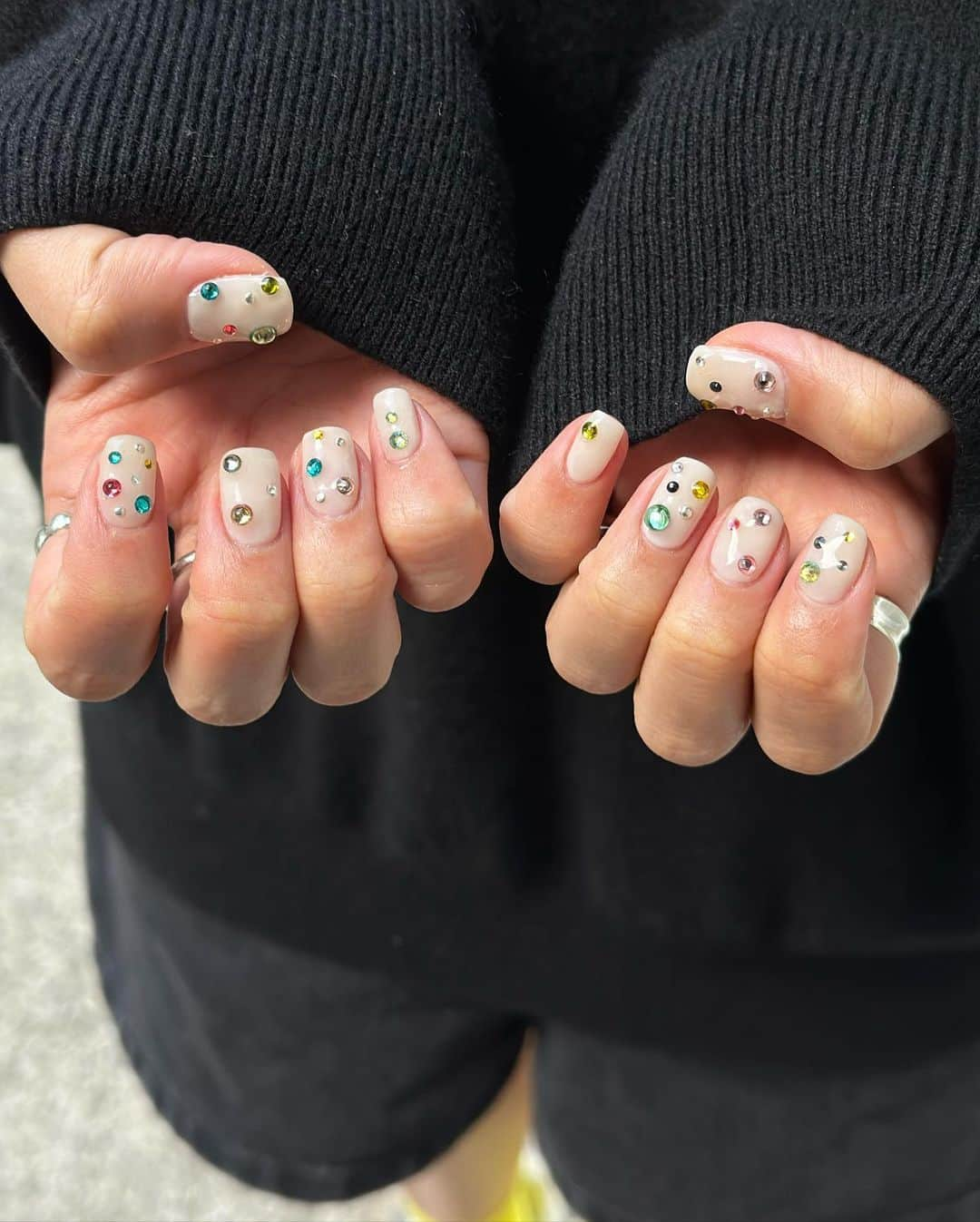 松山かなこのインスタグラム：「ストーンたっぷり異世界な感じ🪐   @beborn_tokyo  #nail #nails #naildesign #beborn」