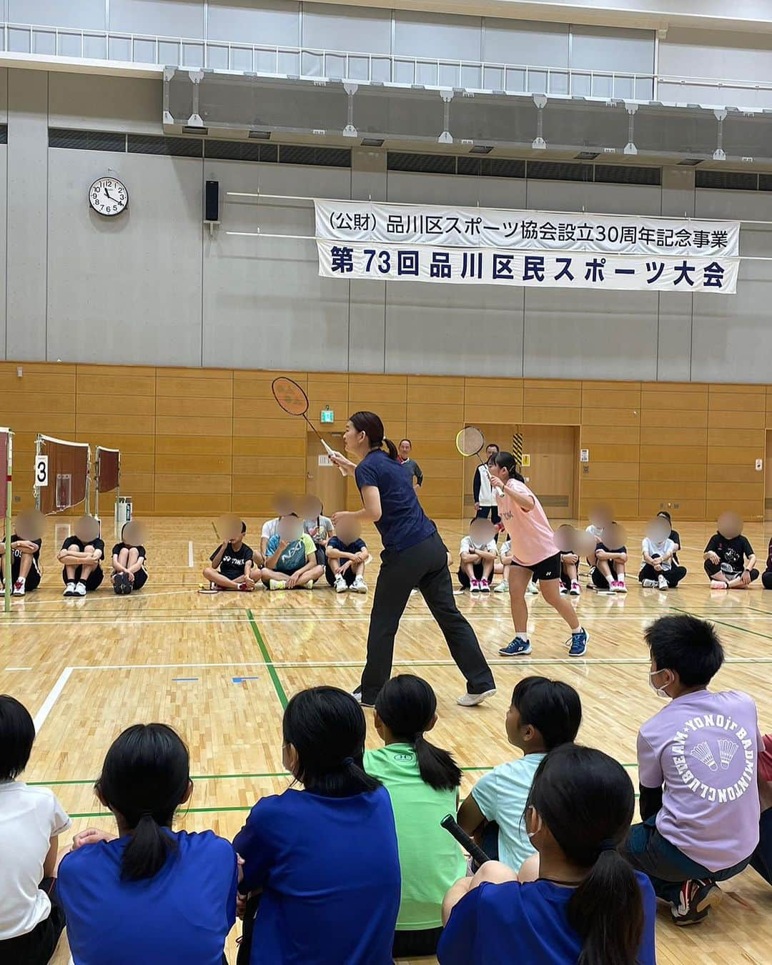 髙橋礼華さんのインスタグラム写真 - (髙橋礼華Instagram)「. . 立て続けにお仕事投稿失礼します🙇‍♀️ . . 9月はほぼU19の合宿メインでやらせてもらい、その間にも解説、都内の笑顔と学びプロジェクト、ミヤテレスタジアム、アカデミーなどなどたくさんのジャンルのお仕事をやらせていただきました☺️ . 先日まで行われていた世界ジュニアでは女子ダブルスが出場した3ペア全員がメダルを取るという嬉しい結果に😭👏 私は現地には行くことはできませんでしたがU19で教えてた選手が優勝、3位だなんて嬉しい限りです🥺🥺 もちろん選手一人一人の努力の結果ですが少しでも携わることができて本当に嬉しいです💕 . . そして最近は初めてバドミントンをする小学生に教えることが増え、どうしたら楽しんでもらえるか、この後もバドミントンやってみようと思ってもらえるかどうかを考えながら頑張ってます！ これからもバドミントンを楽しんでくれる子供たちが増えるといいなと思います☺️ . . そして今週はミヤテレスタジアムにも出演します❤️ . . ミヤテレスタジアムはいつも楽しくて時間があっという間です☺️✨ . . 今週は福島県、宮城県と地方続きですが頑張ります👊👊 . . 最近寒くなってきたのでみなさんも体調には十分お気をつけください、、🥹 . . 写真は9月のミヤテレスタジアムと直近の目黒区で行われたイベントと品川区のバドミントン教室の様子です☺️ . .  #ミヤテレスタジアム #バドミントン教室 #解説 #mbase #u19」10月11日 22時18分 - ayataka419