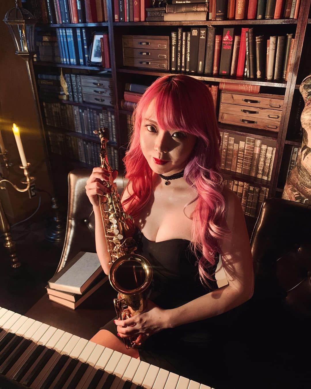 ユッコ・ミラーのインスタグラム：「She gtta sweet disposition💗  #ユッコミラー #サックス #yuccomiller #유코밀러 #saxophone #sax #saxophoneplayer  #saxophonist #색소폰 #femalesaxophonist  #femalesaxplayer  #jazz #YouTube #YouTuber #pinkhair」