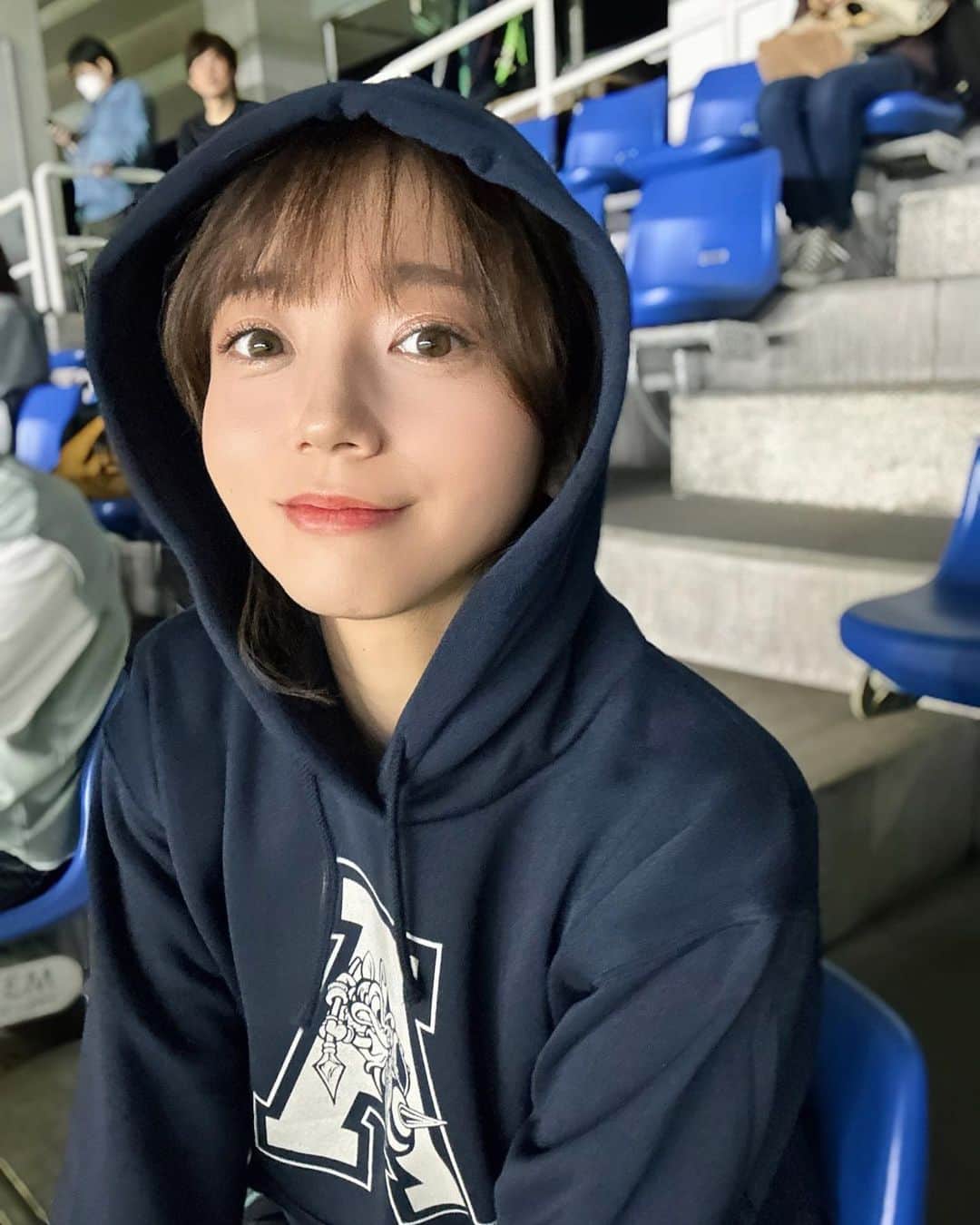 YUMIさんのインスタグラム写真 - (YUMIInstagram)「. 久々の現地観戦🐝💙  ルヴァンカップ準決勝 1-0で勝ったよーーーーーー😭✨  肌寒くなってきたから 今年もパーカーも買って大満足✌️💙 アビスパーカー  エネルギーチャージしたから 明日からも頑張る🔥💪  なごや、、いきたいなあ  #avispa#soccer#jリーグ#j1#福岡#博多女子  #アビスパ福岡#サッカー#アビスパ #ユニフォーム女子#ユニフォームコーデ #ポートレート#スポーツ観戦#ルヴァンカップ」10月11日 22時28分 - arpkyumi