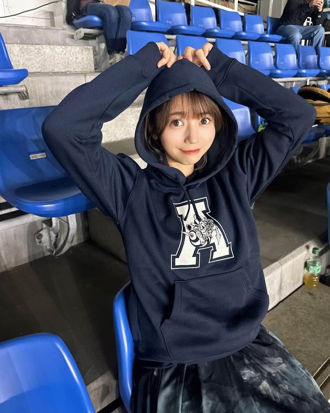 YUMIさんのインスタグラム写真 - (YUMIInstagram)「. 久々の現地観戦🐝💙  ルヴァンカップ準決勝 1-0で勝ったよーーーーーー😭✨  肌寒くなってきたから 今年もパーカーも買って大満足✌️💙 アビスパーカー  エネルギーチャージしたから 明日からも頑張る🔥💪  なごや、、いきたいなあ  #avispa#soccer#jリーグ#j1#福岡#博多女子  #アビスパ福岡#サッカー#アビスパ #ユニフォーム女子#ユニフォームコーデ #ポートレート#スポーツ観戦#ルヴァンカップ」10月11日 22時28分 - arpkyumi
